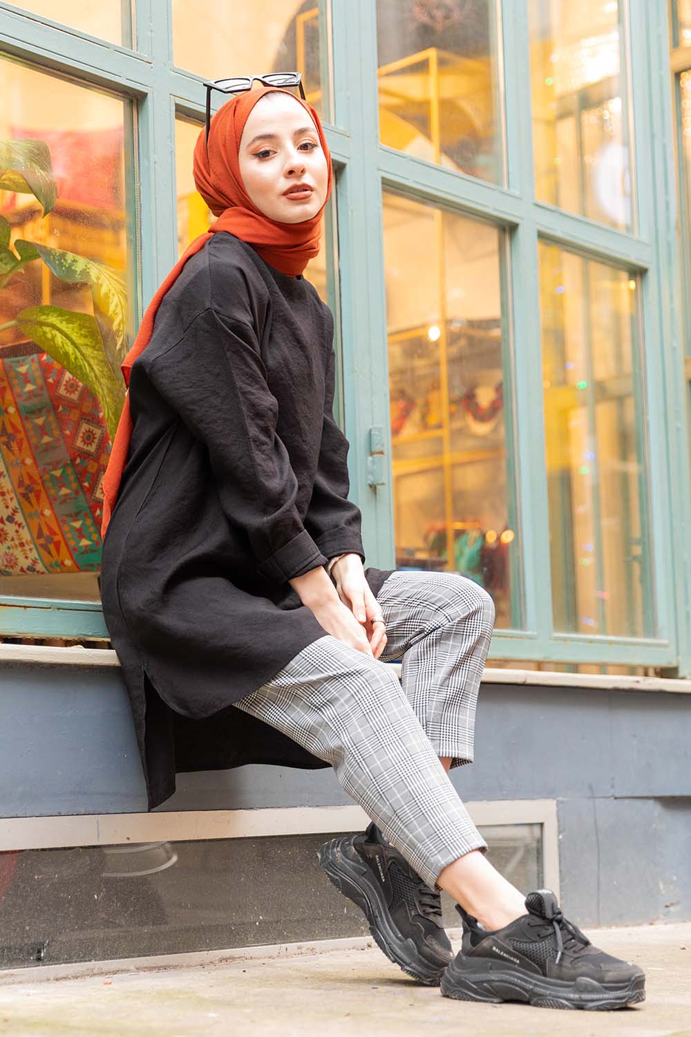 Düz Renk Keten Bluz + Kareli Ekose Pantolon