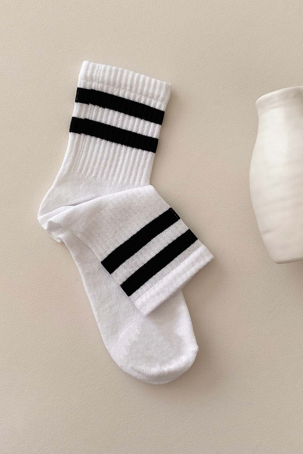 Lamelif Siyah Çizgili Beyaz Çorap