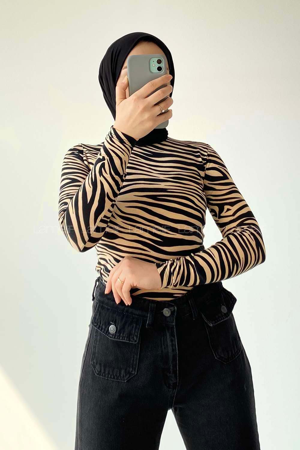 Lamelif Yarım Balıkçı Yaka Zebra Desenli Bluz Krem