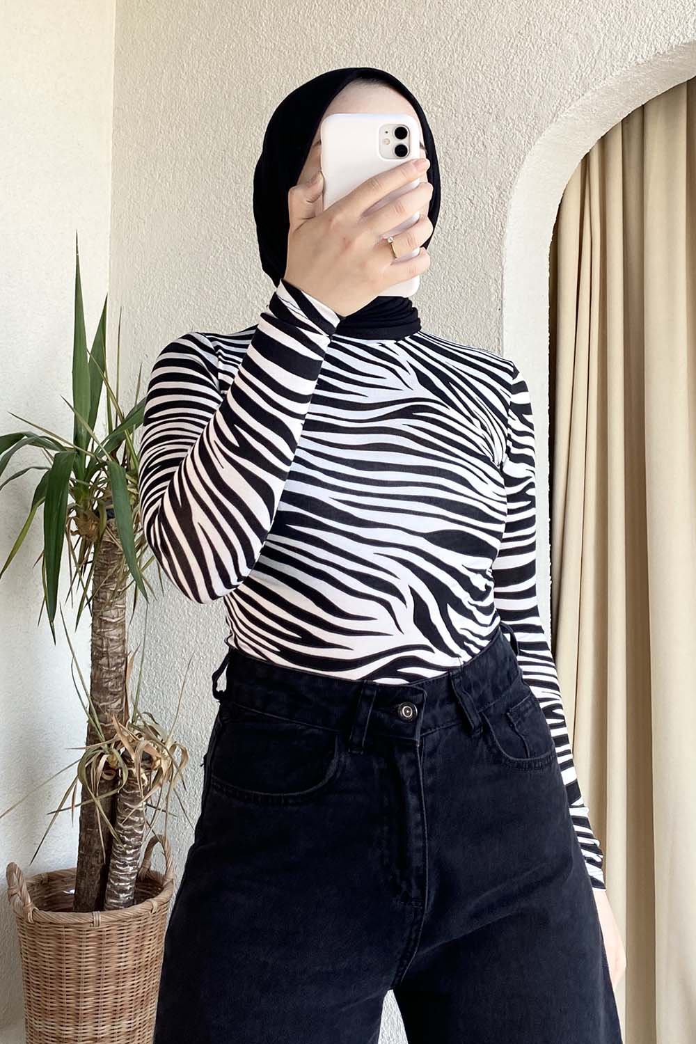 Lamelif Yarım Balıkçı Yaka Zebra Desenli Bluz Siyah