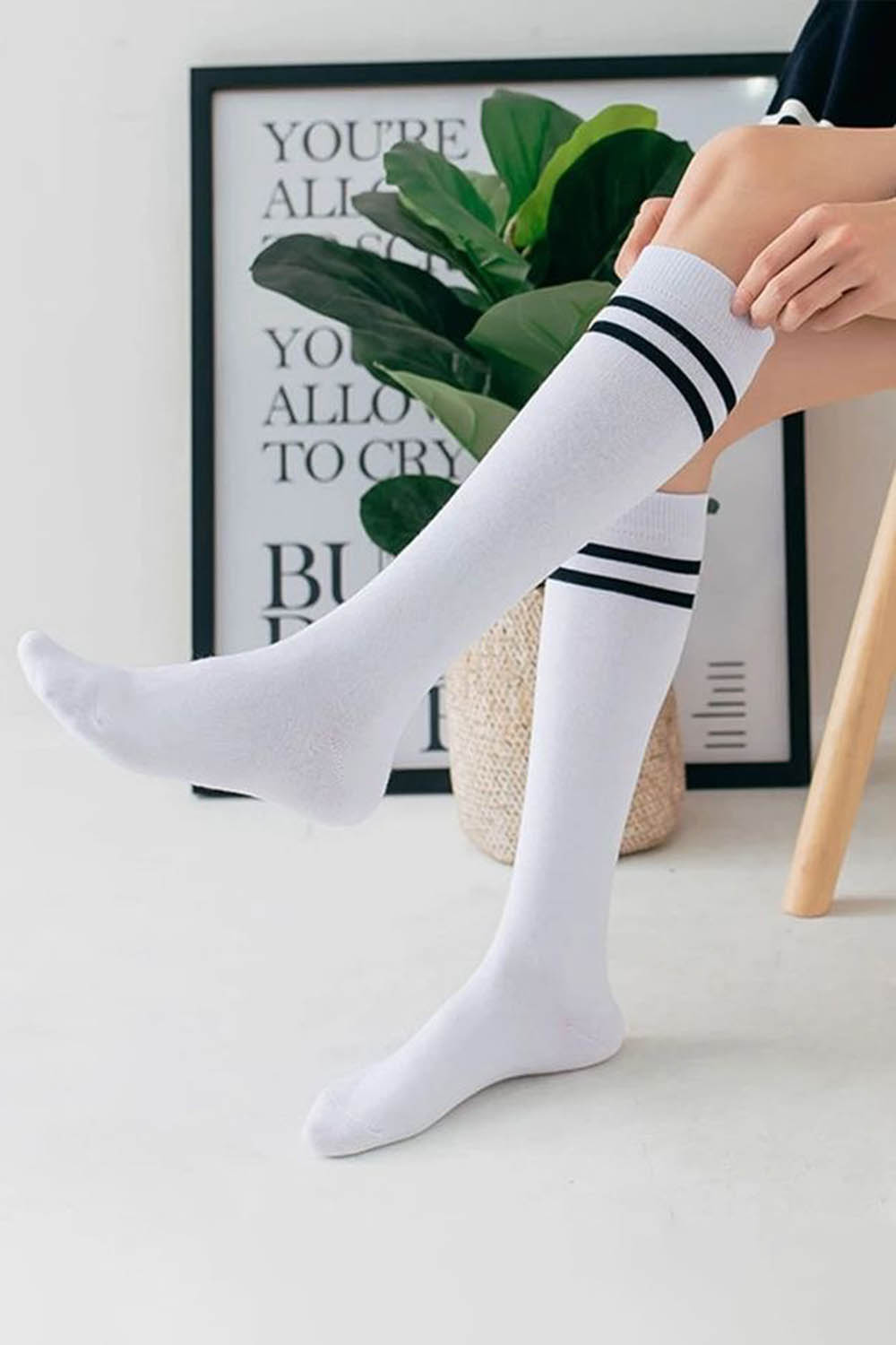 Lamelif Beyaz Siyah Çizgili Diz Altı Spor Çorap