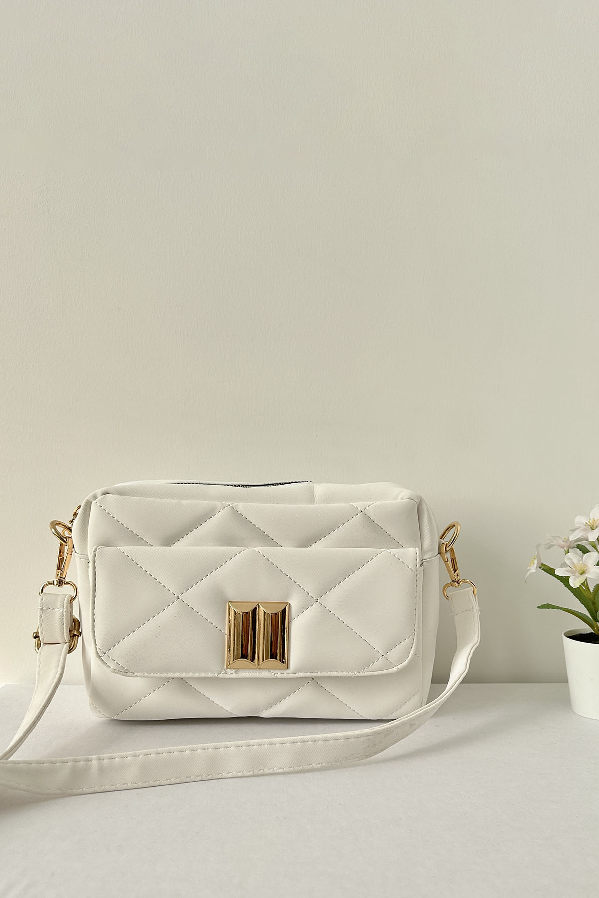 Lamelif Kapak Kilitli Vintage Çapraz Çanta Beyaz