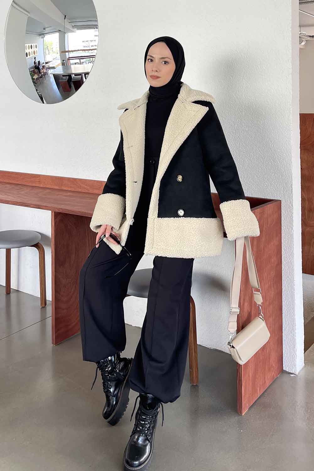 Lamelif Önü Boydan Düğmeli Kürklü Mont Siyah