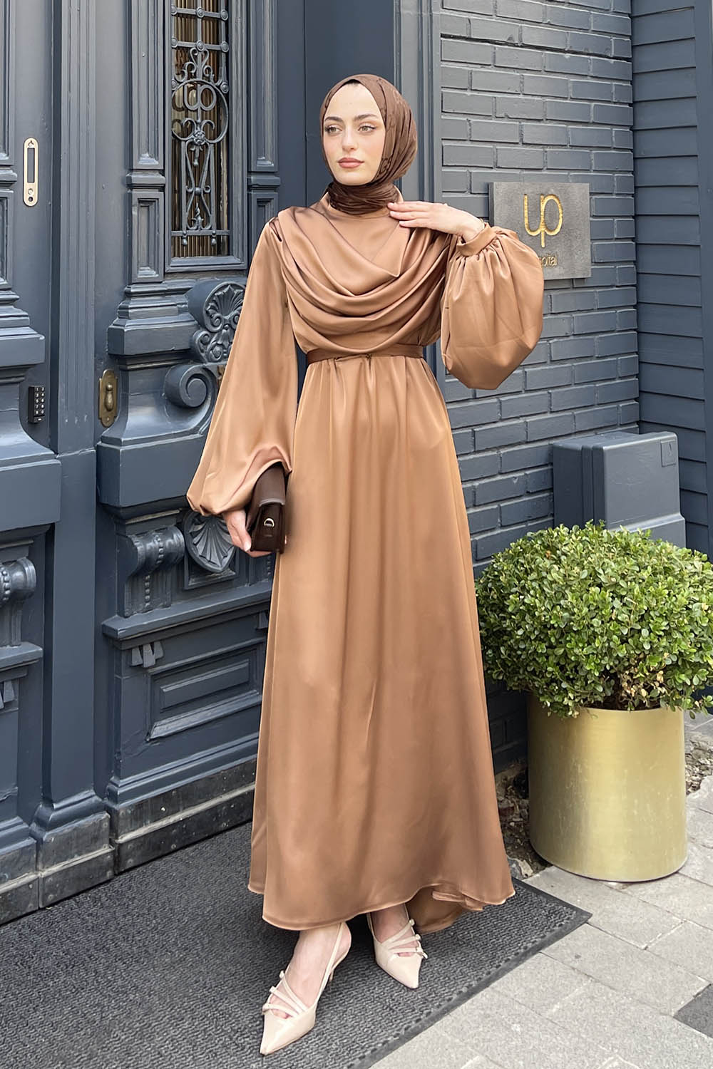 Lamelif Ön Drapeli Saten Tesettür Elbise Camel