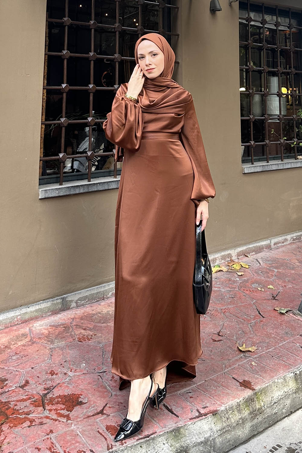 Lamelif Ön Drapeli Saten Tesettür Elbise Kahverengi