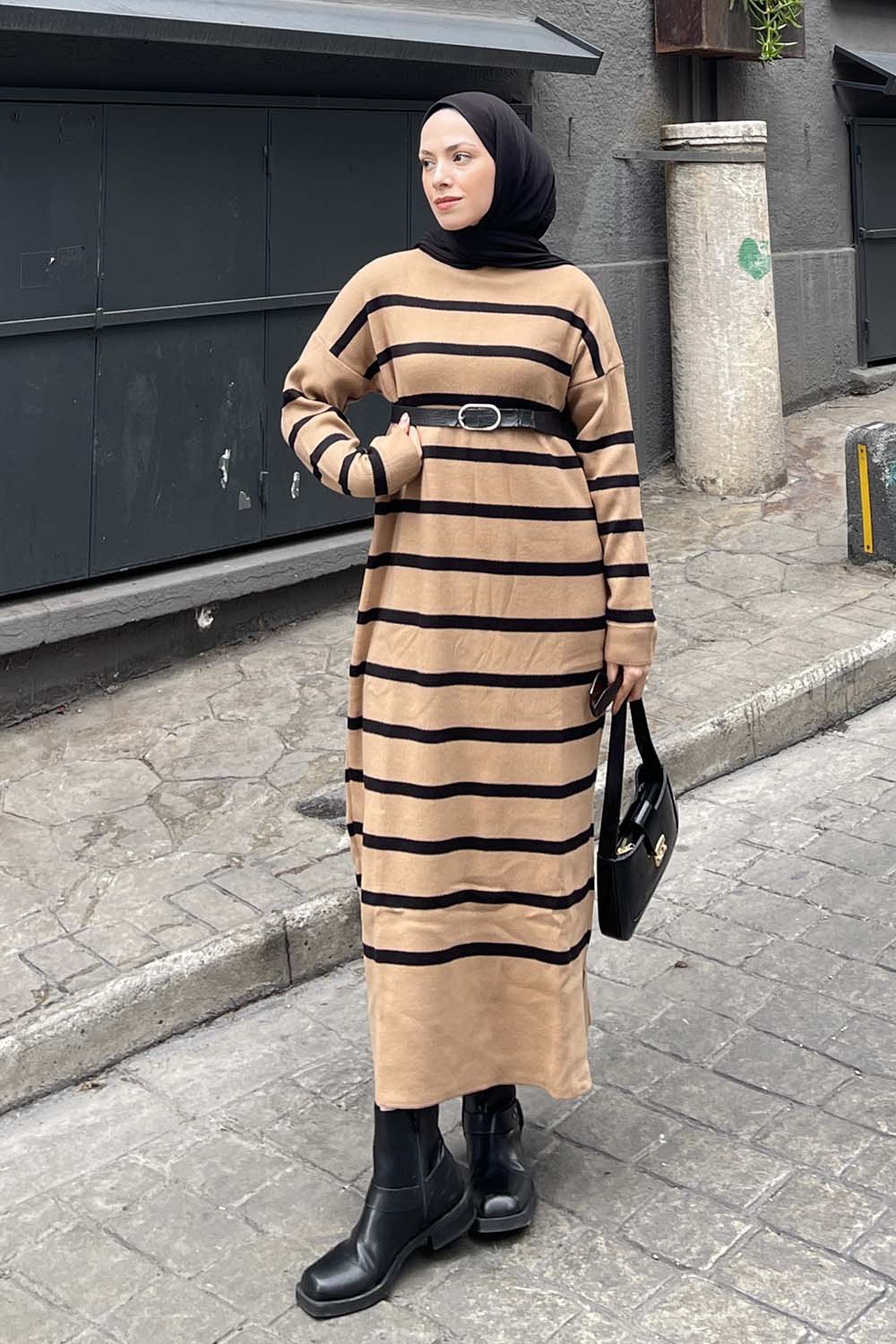 Lamelif Çizgi Detaylı Triko Tesettür Elbise Siyah Kahverengi