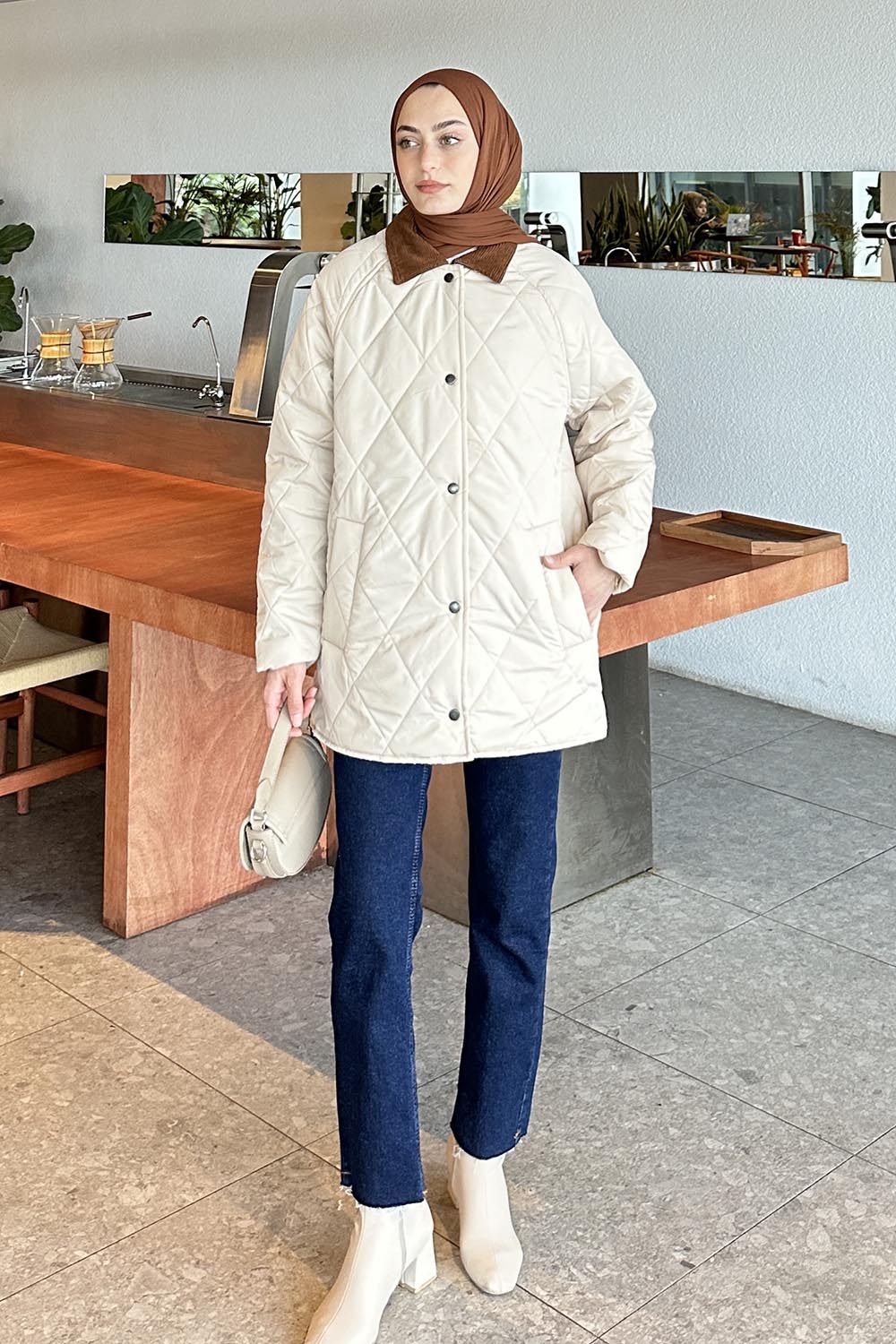 Lamelif Kadife Yaka Detaylı Kapitone Mont Krem