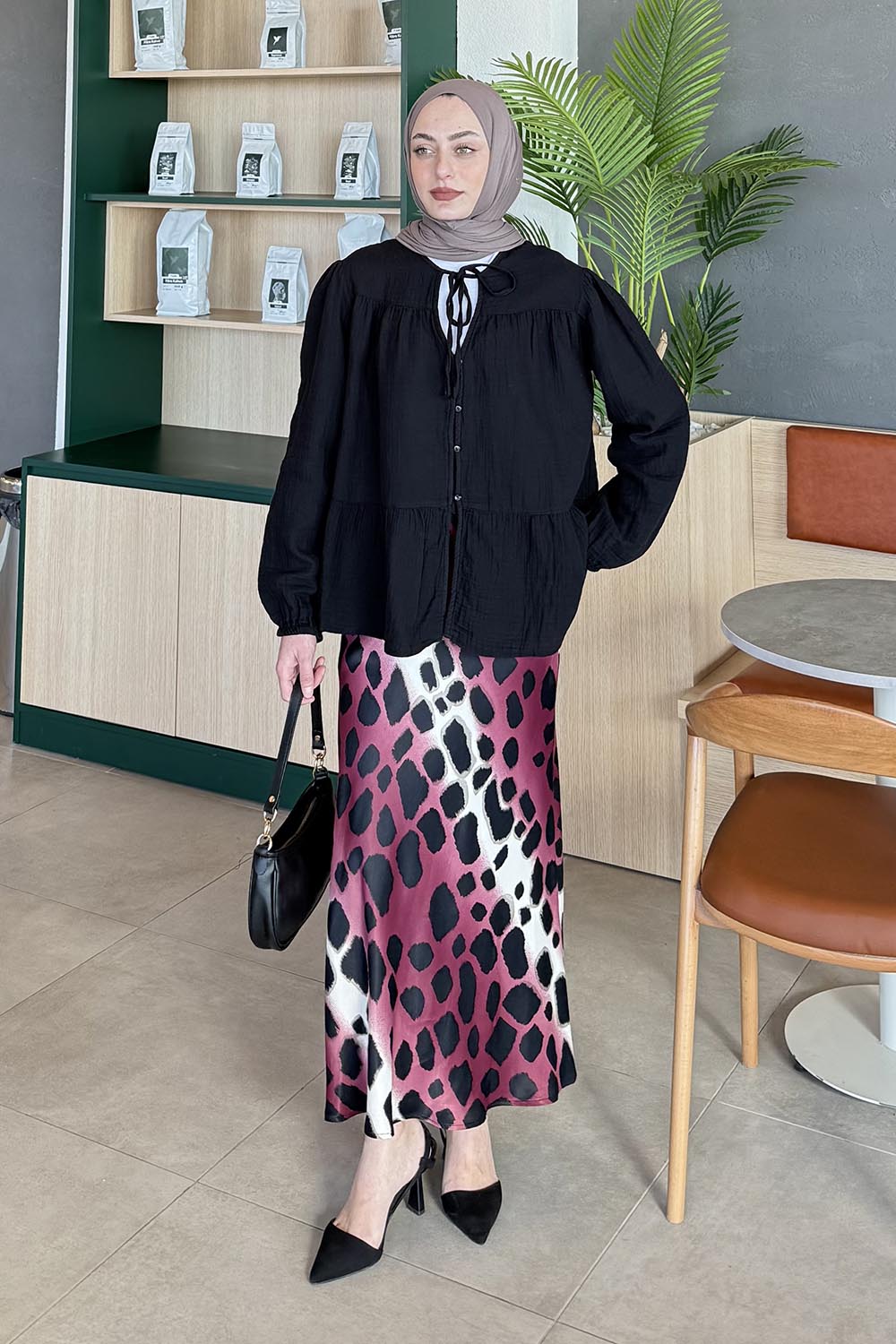 Lamelif V Yaka Kolları Lastikli Müslin Tesettür Gömlek Siyah