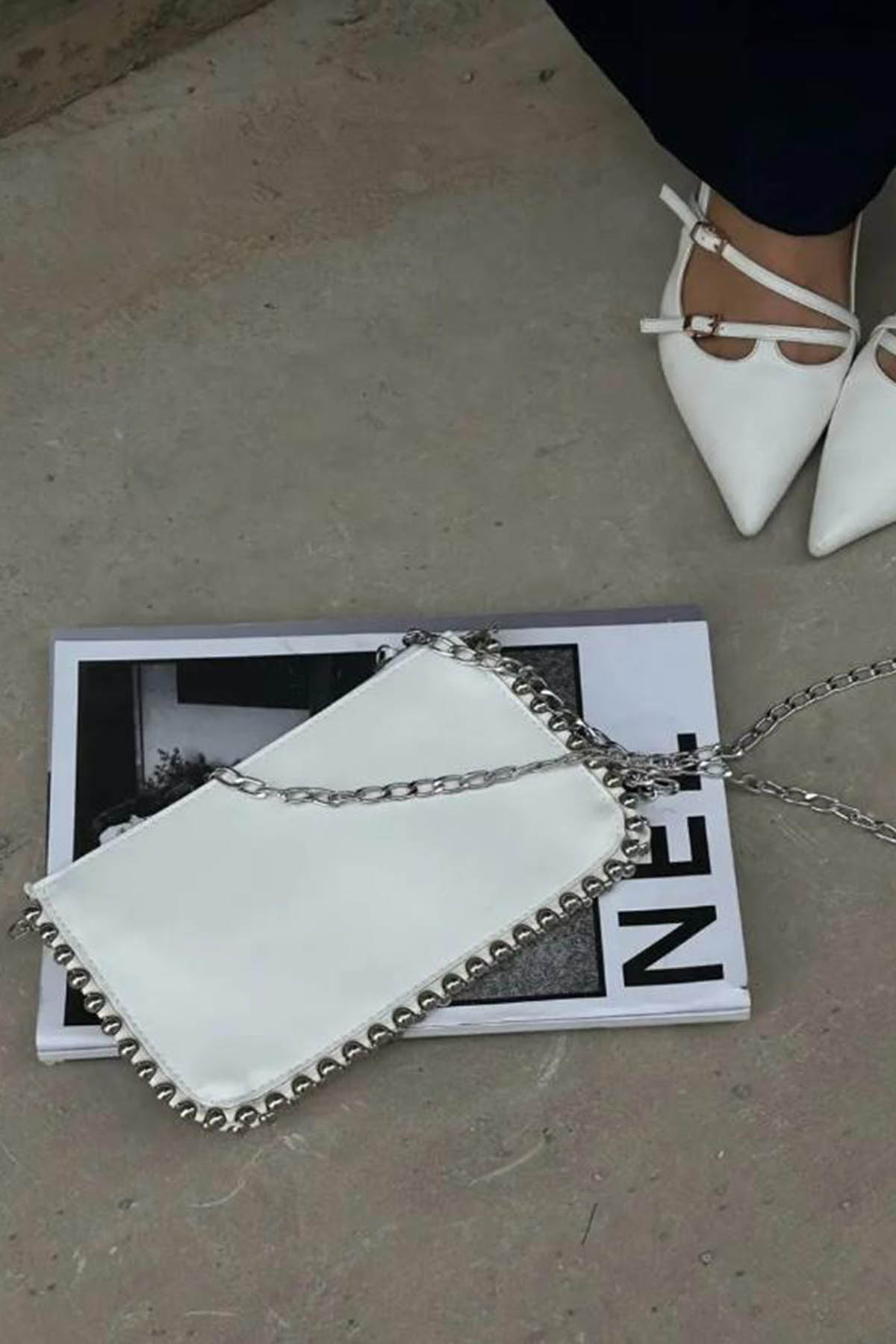 Lamelif Zımbalı Çapraz Askılı Zincirli Model Yumuşak Deri Fermuarlı Kadın Omuz Çantası Beyaz