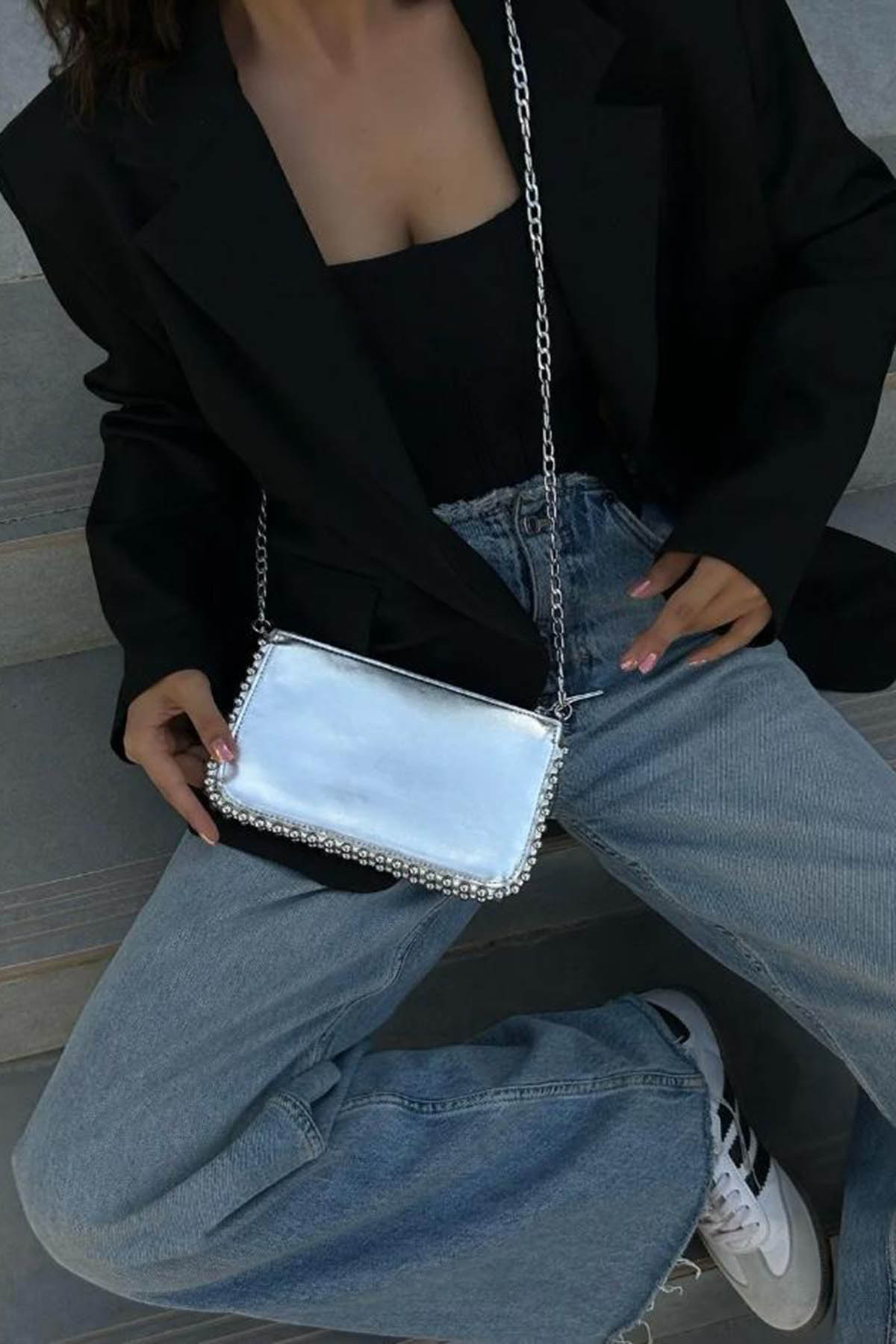 Lamelif Zımbalı Çapraz Askılı Zincirli Model Yumuşak Deri Fermuarlı Kadın Omuz Çantası Gümüş
