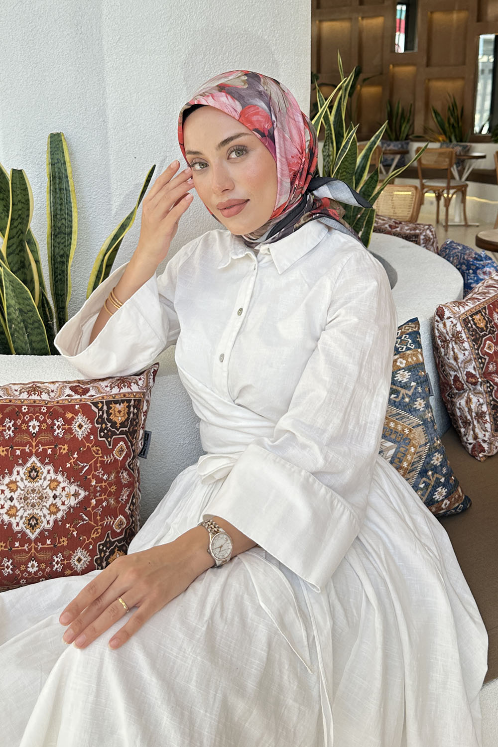 Lamelif Çiçek Desen Soft Eşarp Siyah Kırmızı