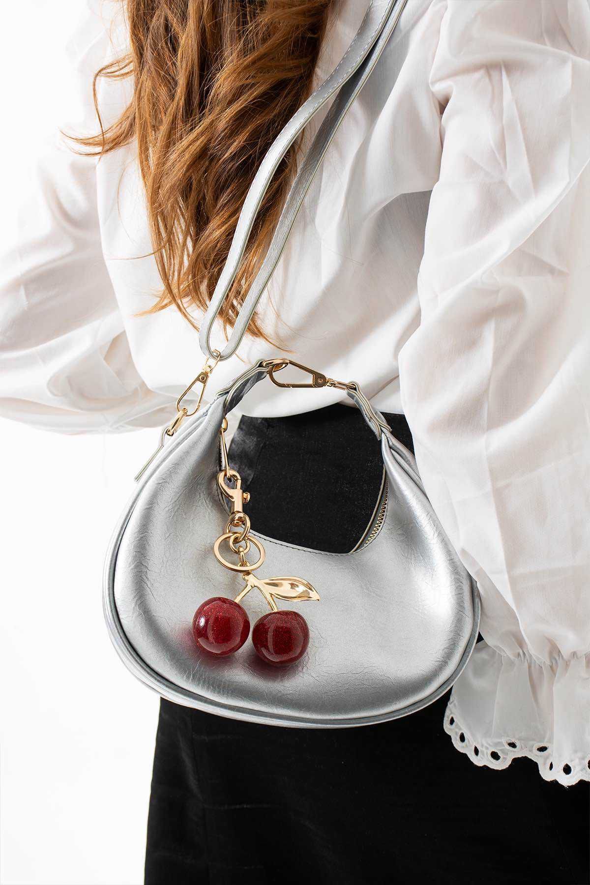 Lamelif Betty Model Charm Hediyeli Kadın El Ve Omuz Çantası Gümüş