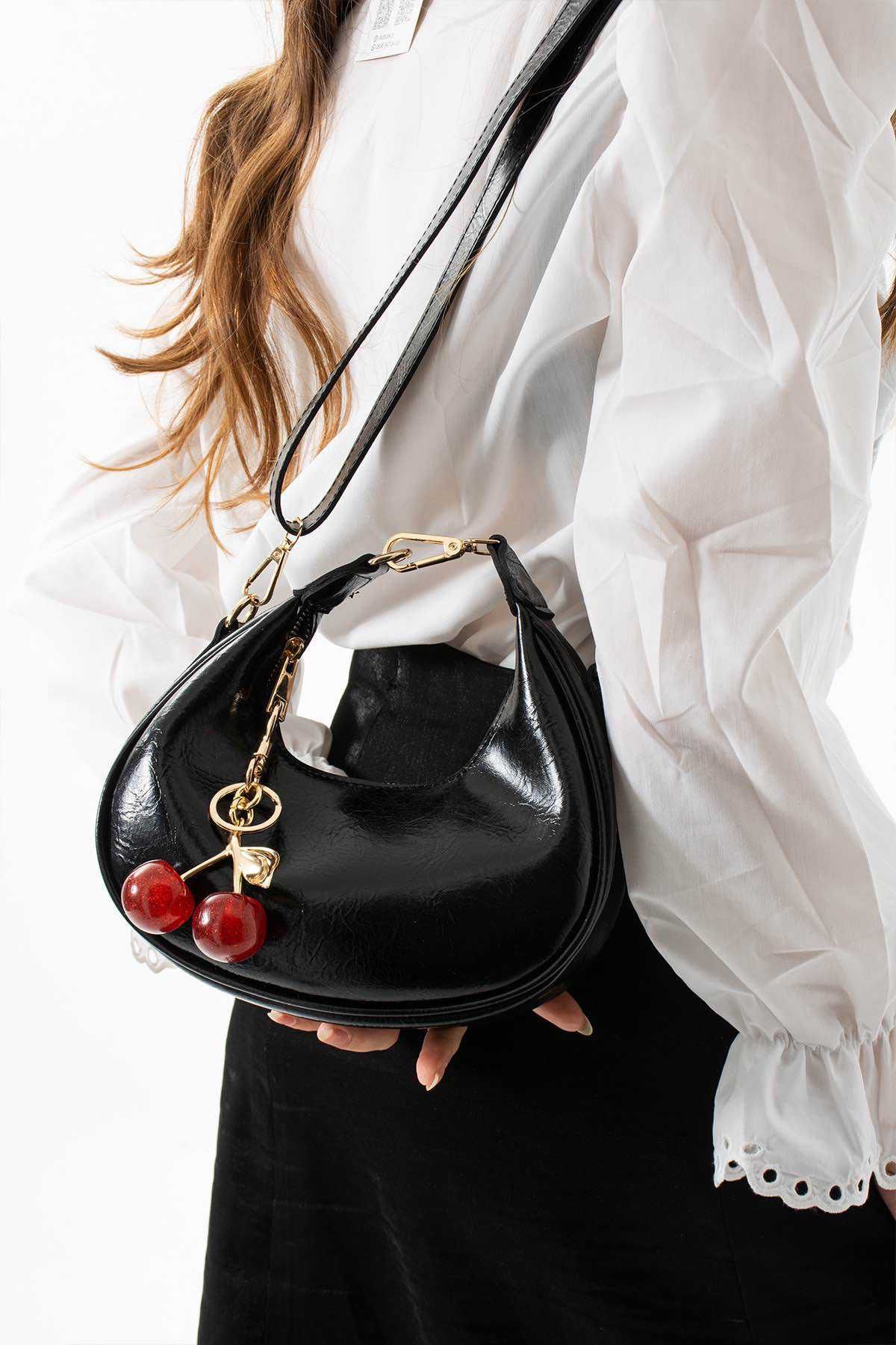 Lamelif Betty Model Charm Hediyeli Kadın El Ve Omuz Çantası Siyah