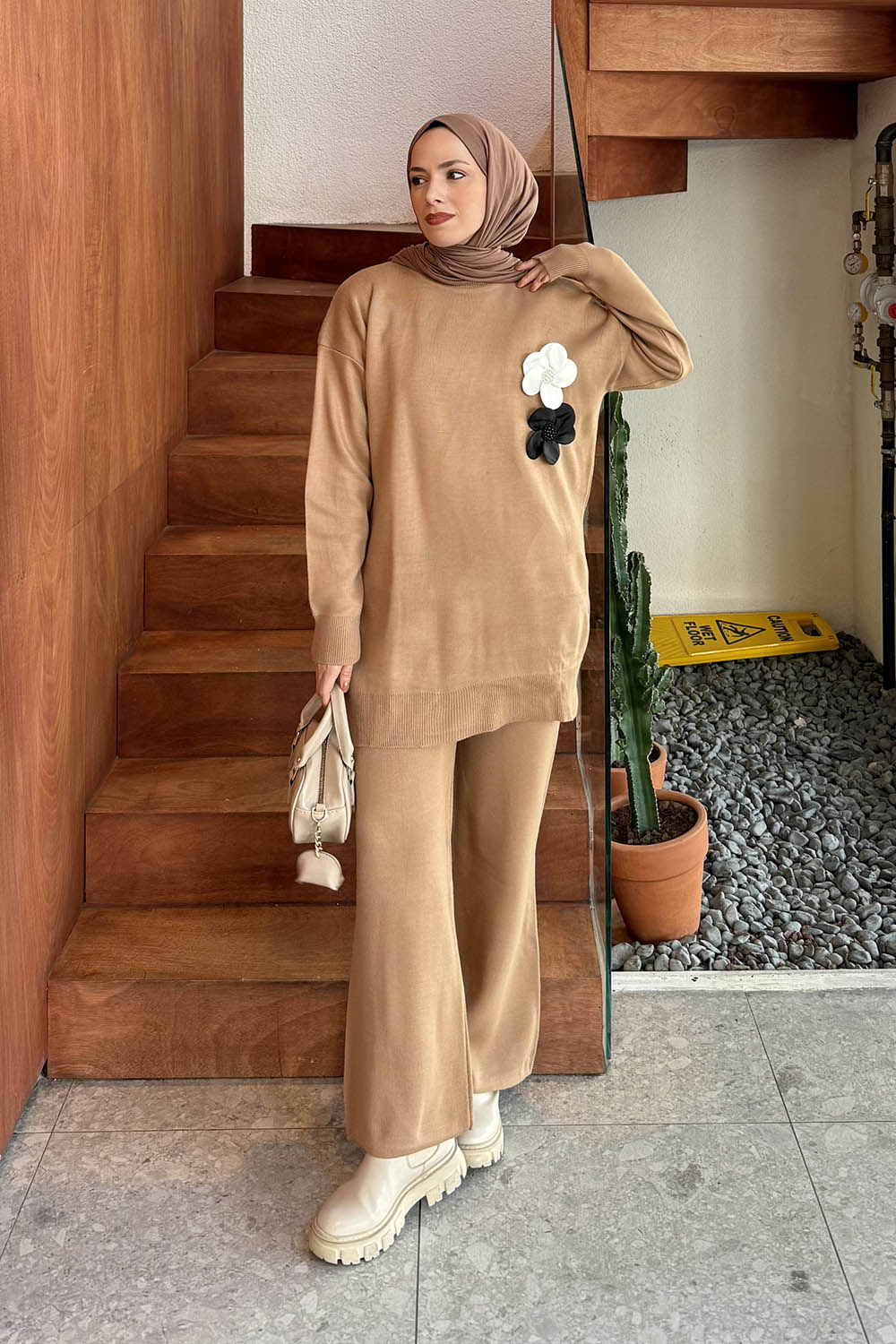 Lamelif Çiçek Aksesuarlı Triko Takım Camel