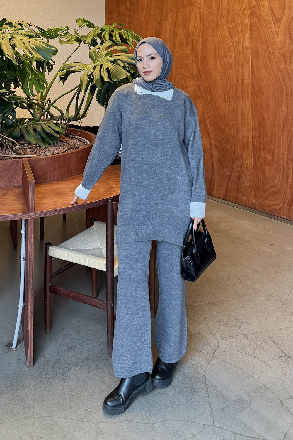 Lamelif Yakası Taşlı Triko Takım Gri