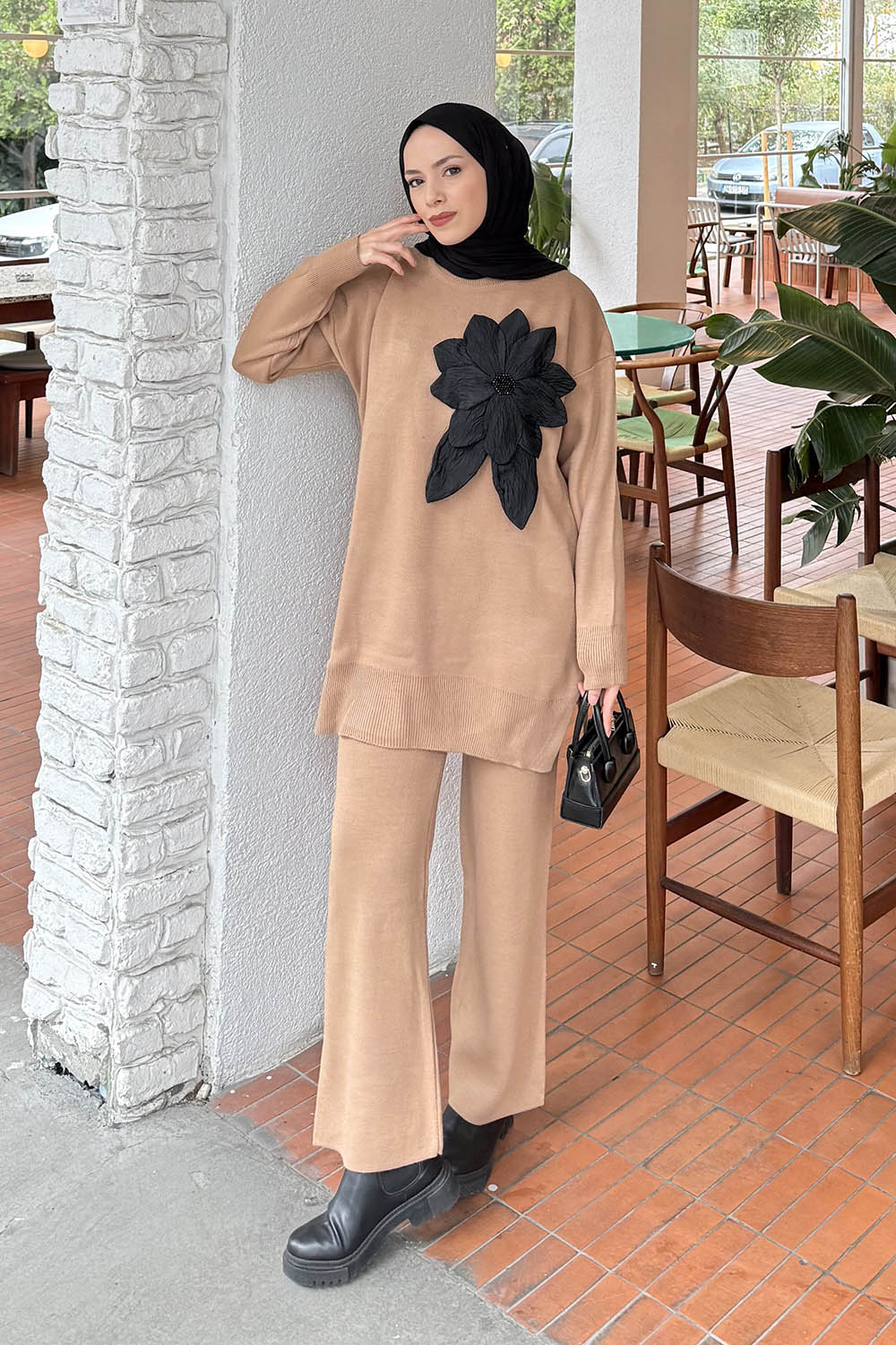 Lamelif Çiçek Aksesuarlı Triko Takım Camel