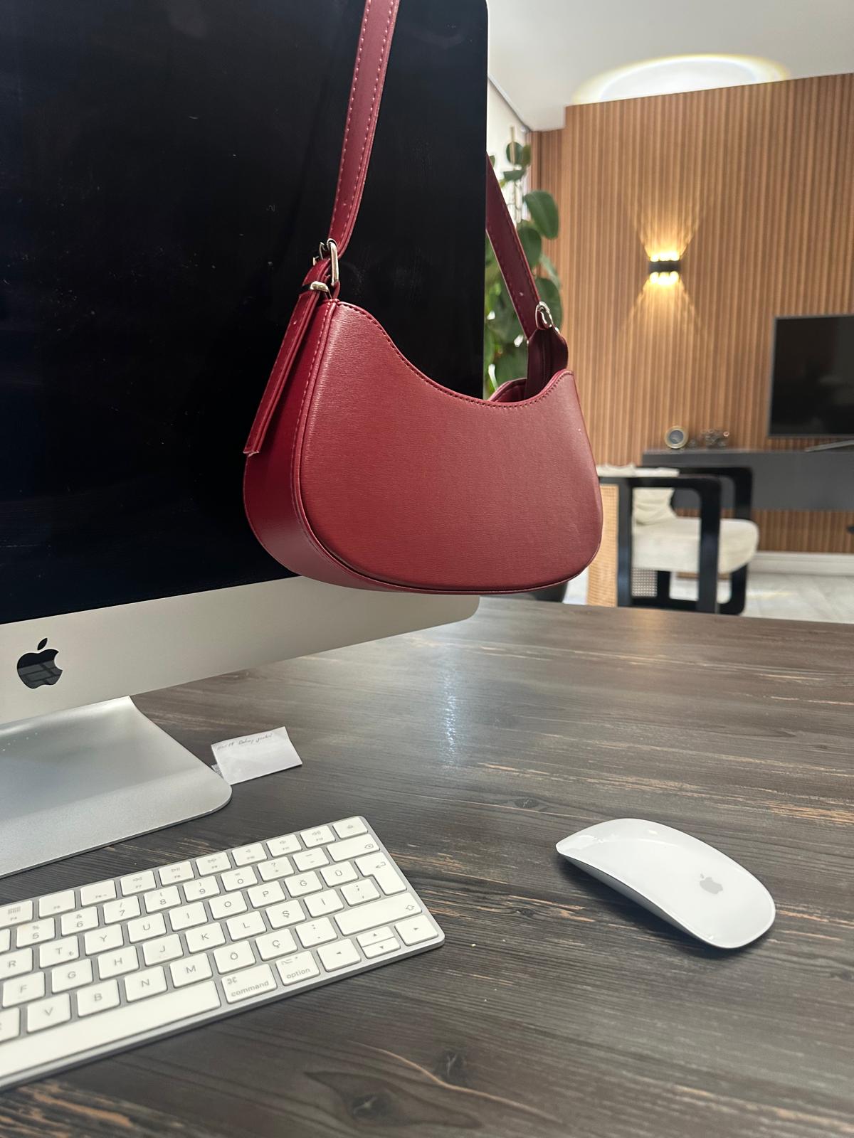 Kadın Kemer Aksesuarlı Baget Omuz Çantası 