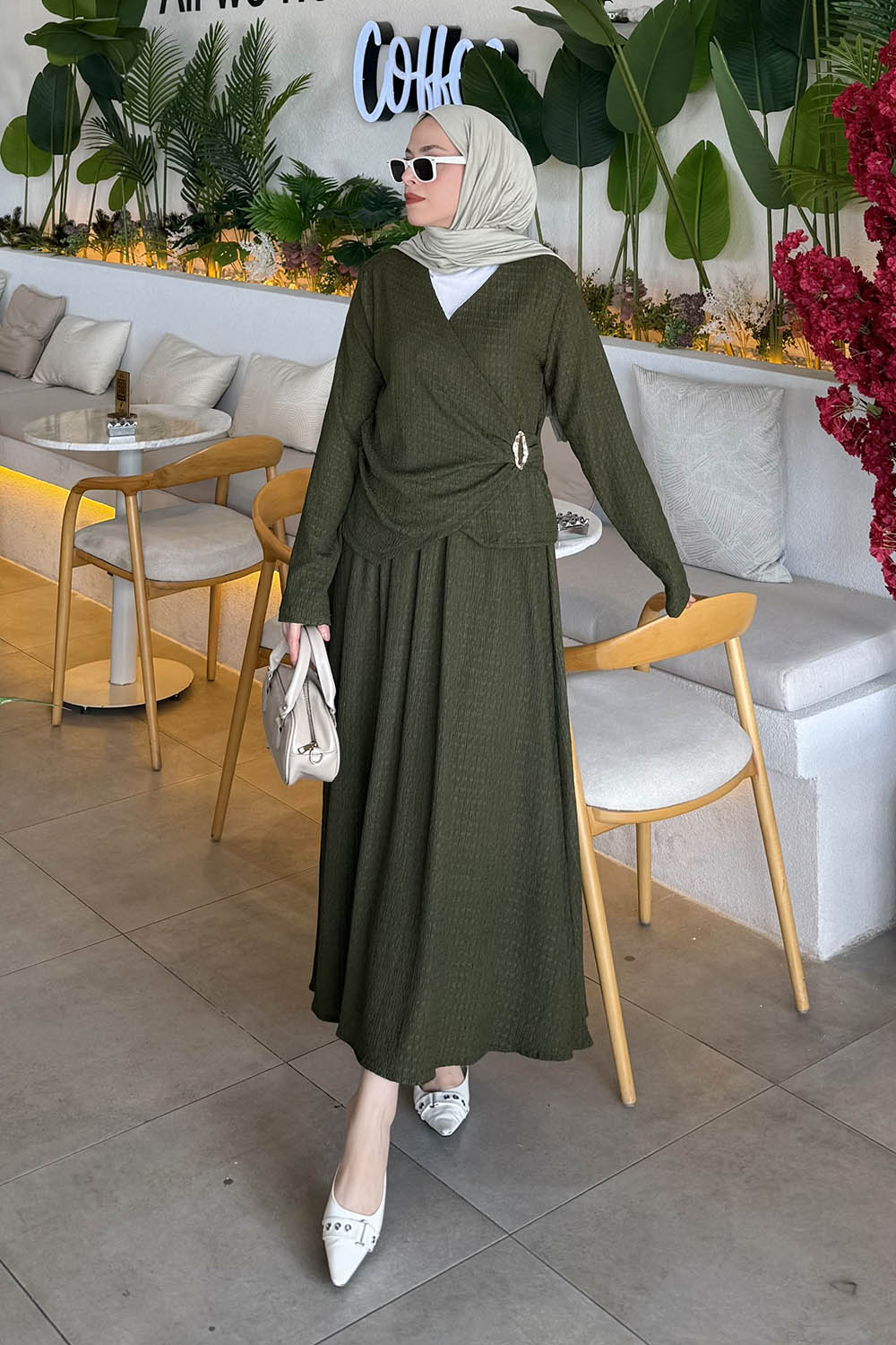 Lamelif Broş Detaylı Etekli Takım Haki