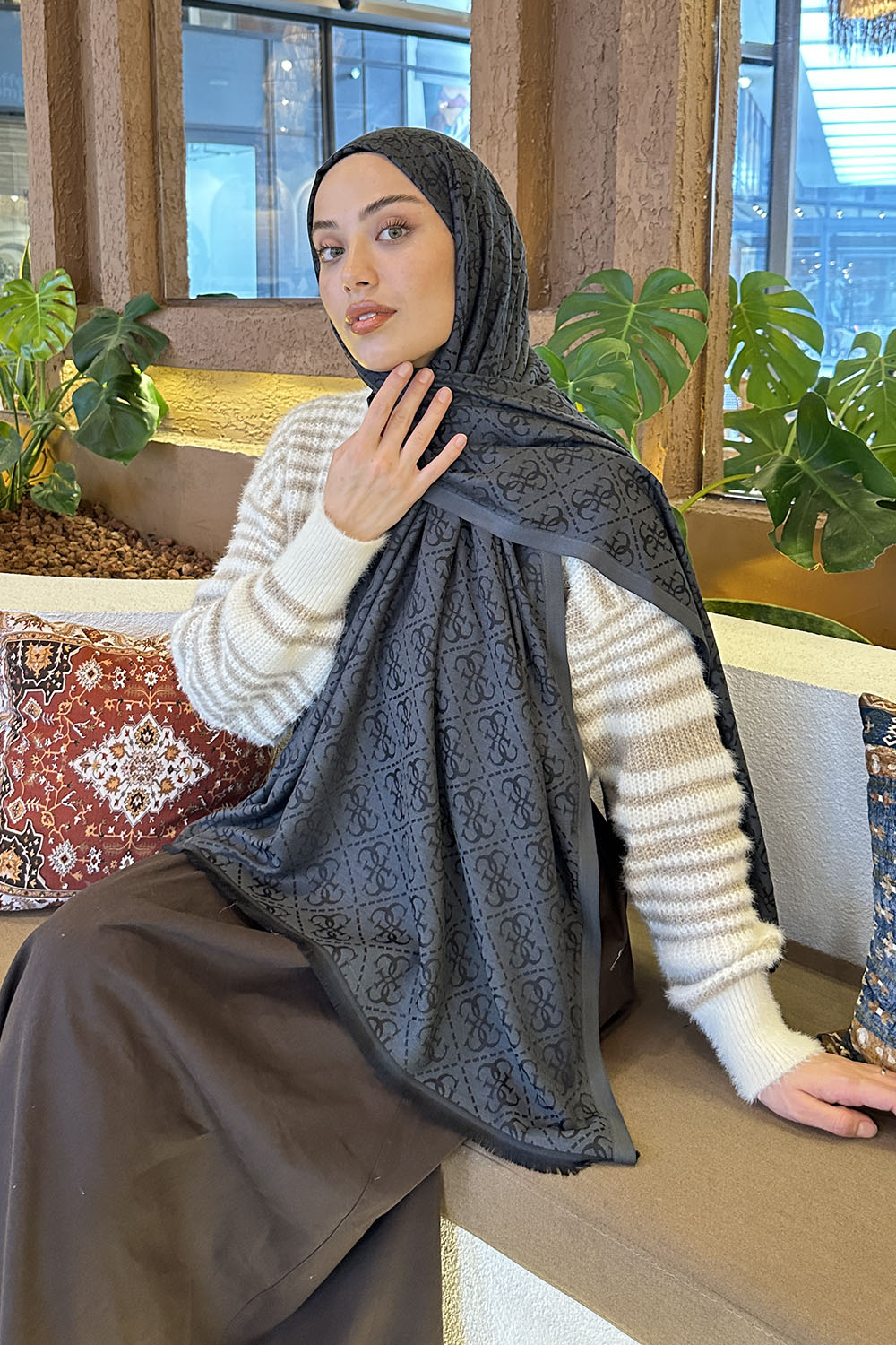 Lamelif Guess Desen Kaşmir Çift Taraflı Şal Antrasit