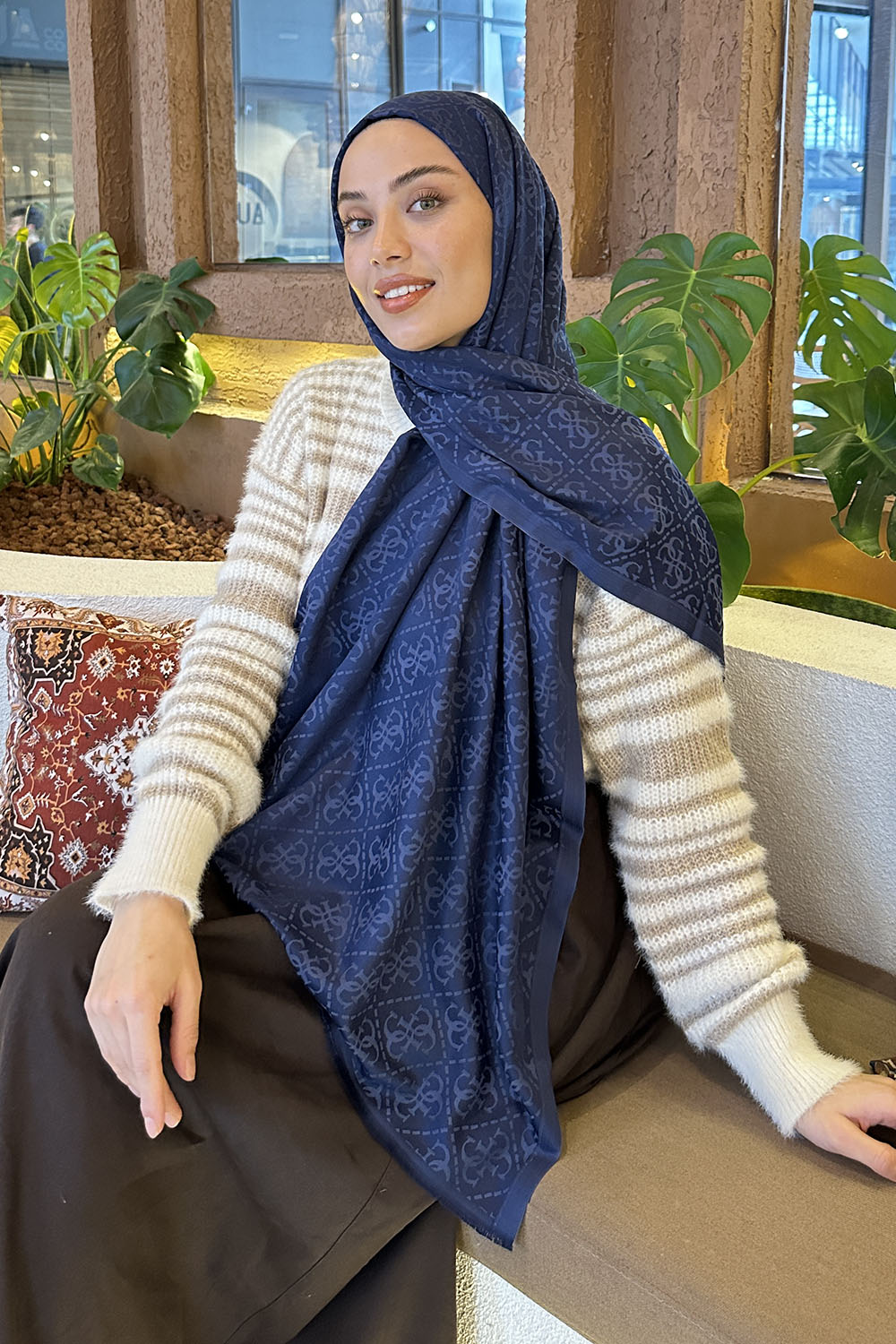 Lamelif Guess Desen Kaşmir Çift Taraflı Şal Lacivert