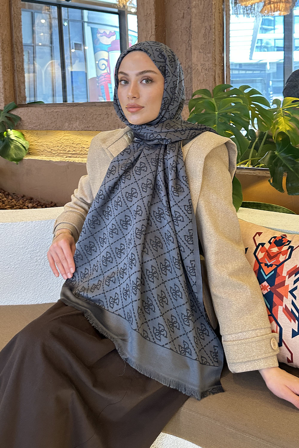 Lamelif Guess Desen Kaşmir Çift Taraflı Şal Siyah Füme