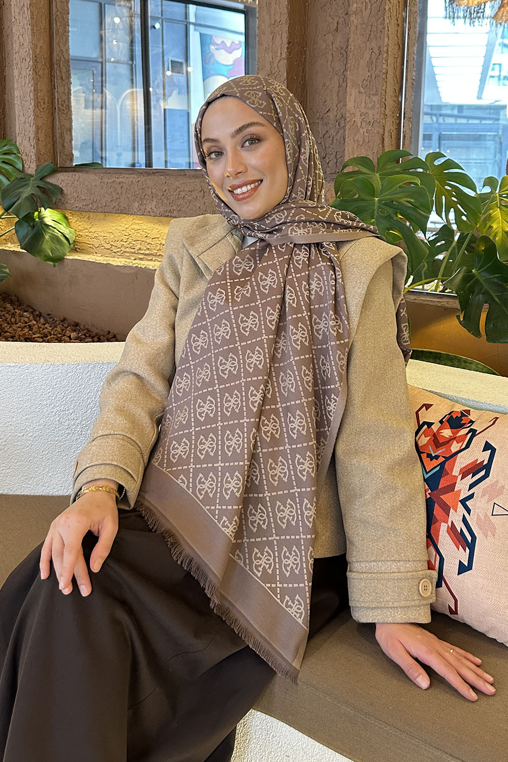 Lamelif Guess Desen Kaşmir Çift Taraflı Şal Tozlu Kahve