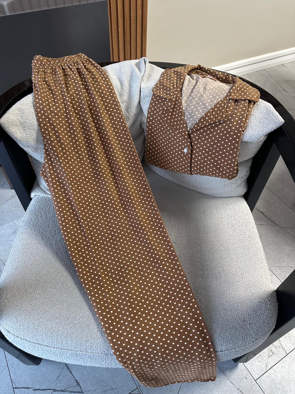 Lamelif Açık Kahve Puantiyeli Düğmeli Süet Kadın Pijama Seti