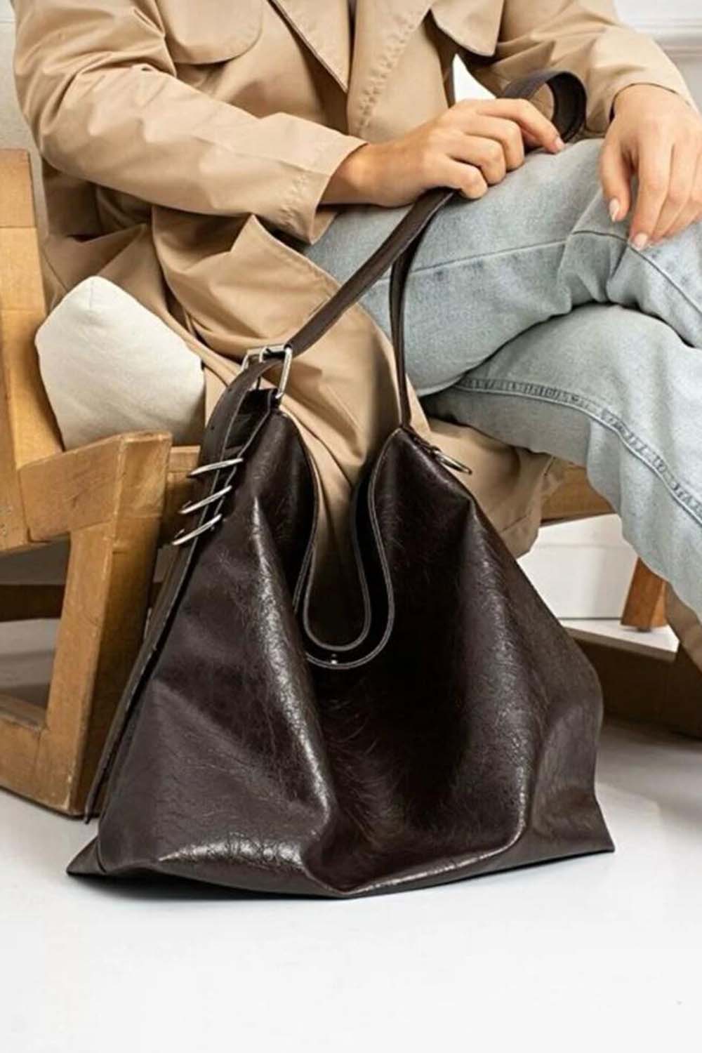 Lamelif Yan Halka Detaylı Yumuşak Deri Kadın Kol Çantası Acı Kahve