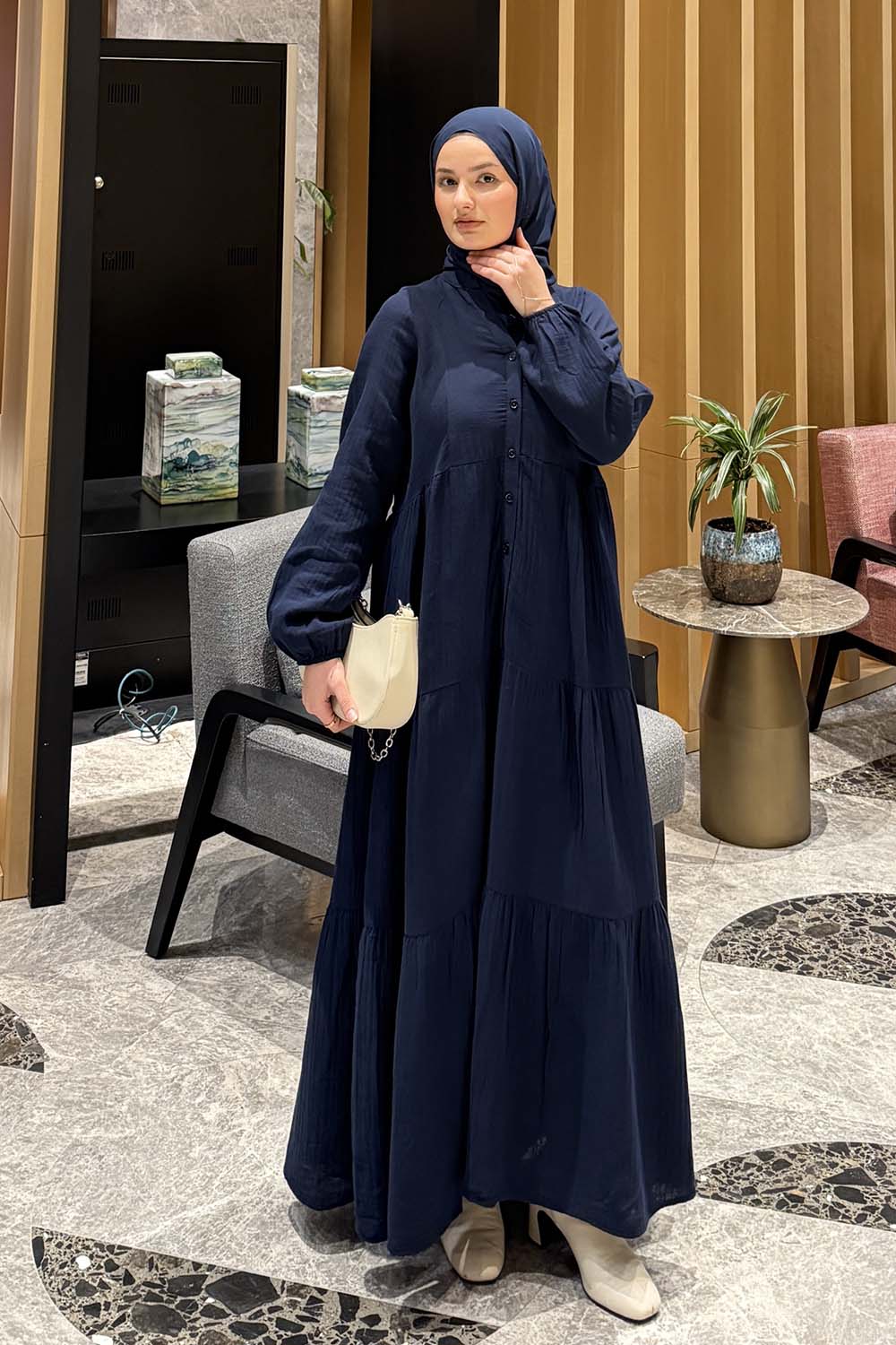 Lamelif Ön Yarım Düğme Detaylı Müslin Kumaş Tesettür Elbise Lacivert
