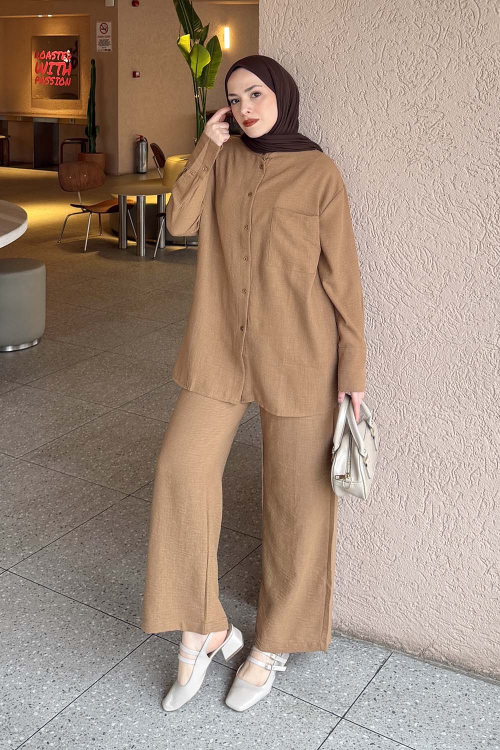 Lamelif Hakim Yaka Gömlekli Takım Camel