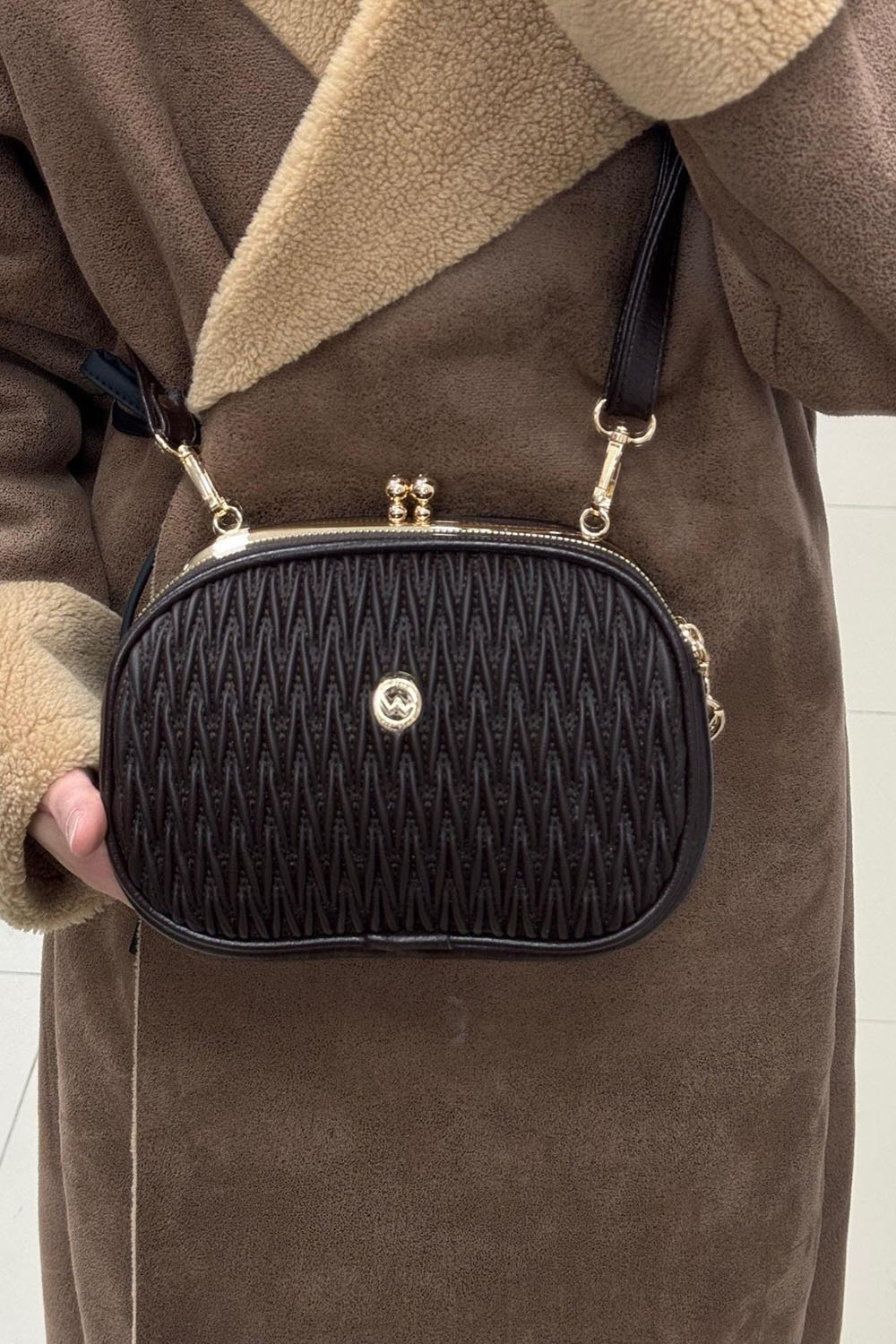 Lamelif Noreza Büzgülü Mıknatıs Bölmeli Çok Gözlü Çapraz Çanta Acı Kahve