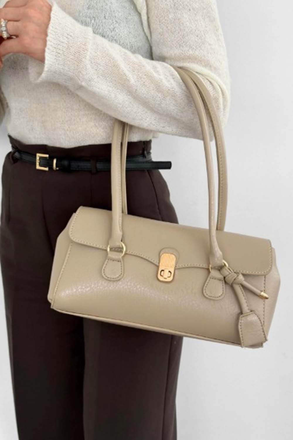 Lamelif Tokalı Deri Charmlı Yatay Klasik Omuz Çantası Krem