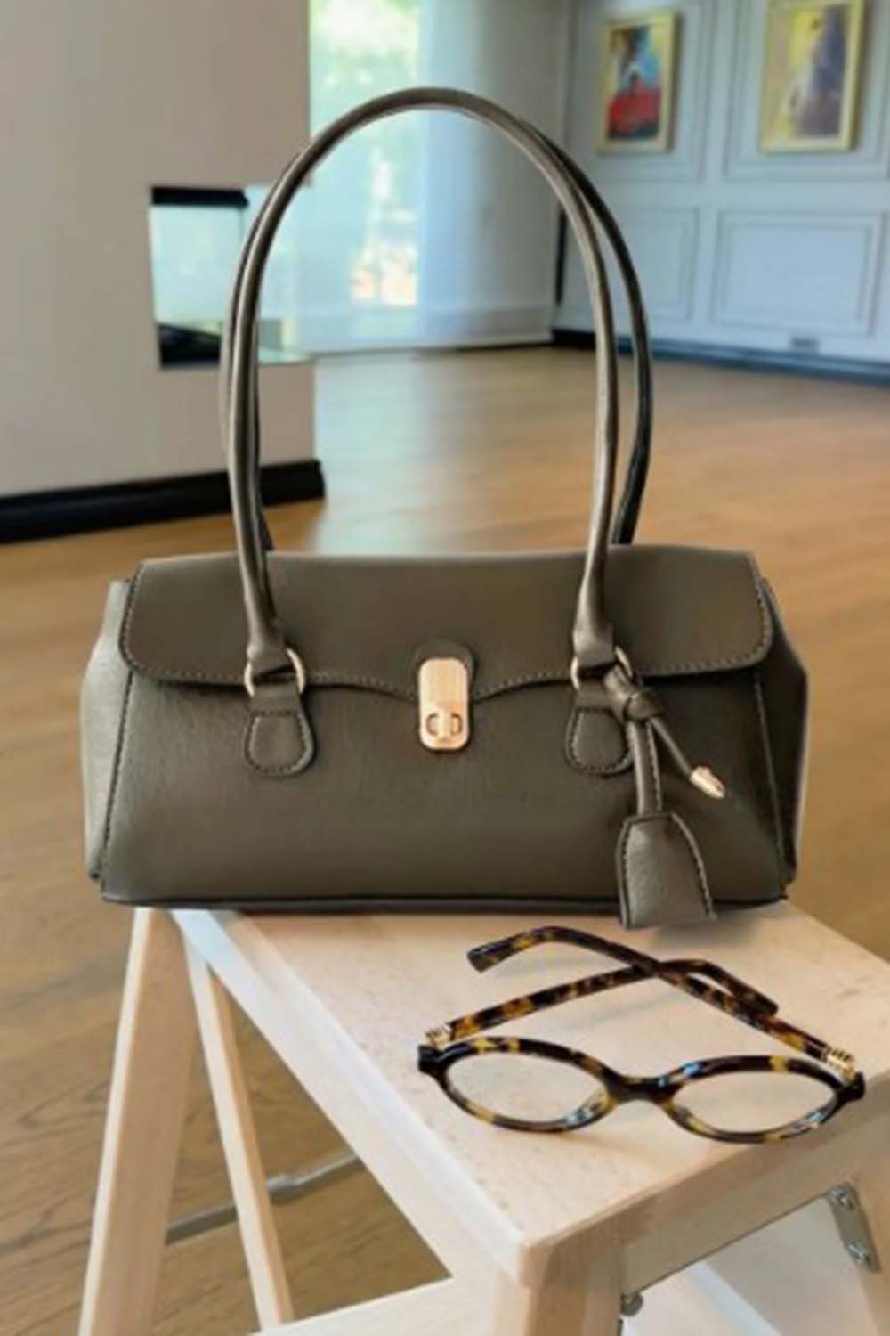 Lamelif Tokalı Deri Charmlı Yatay Klasik Omuz Çantası Soft Kahve