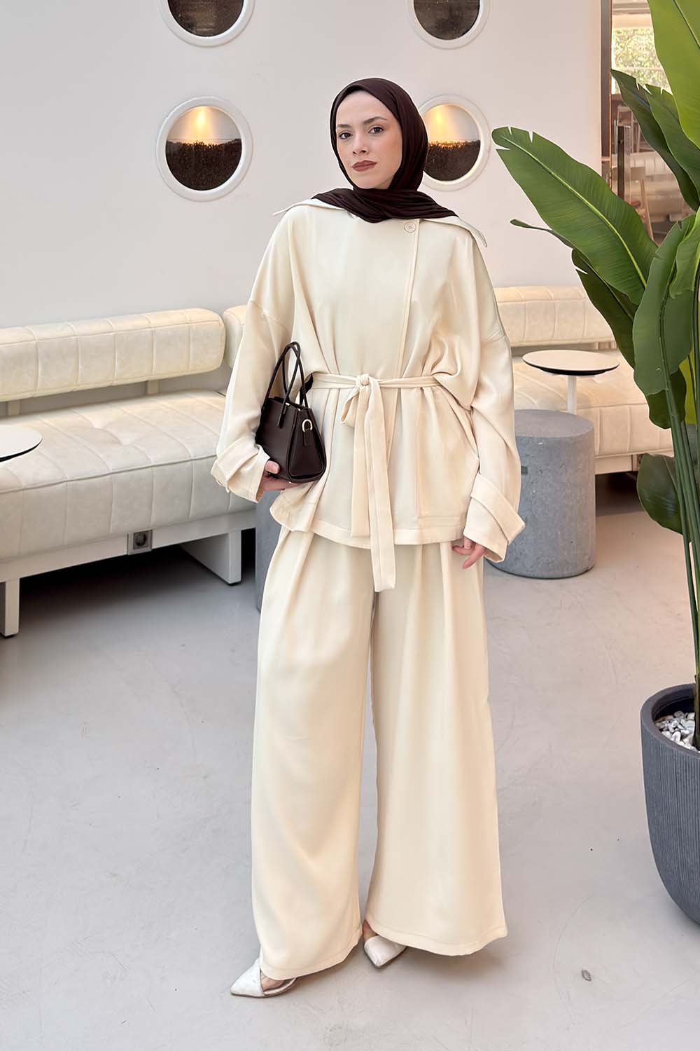 Lamelif Büyük Yaka Detaylı Pantolonlu Takım Krem