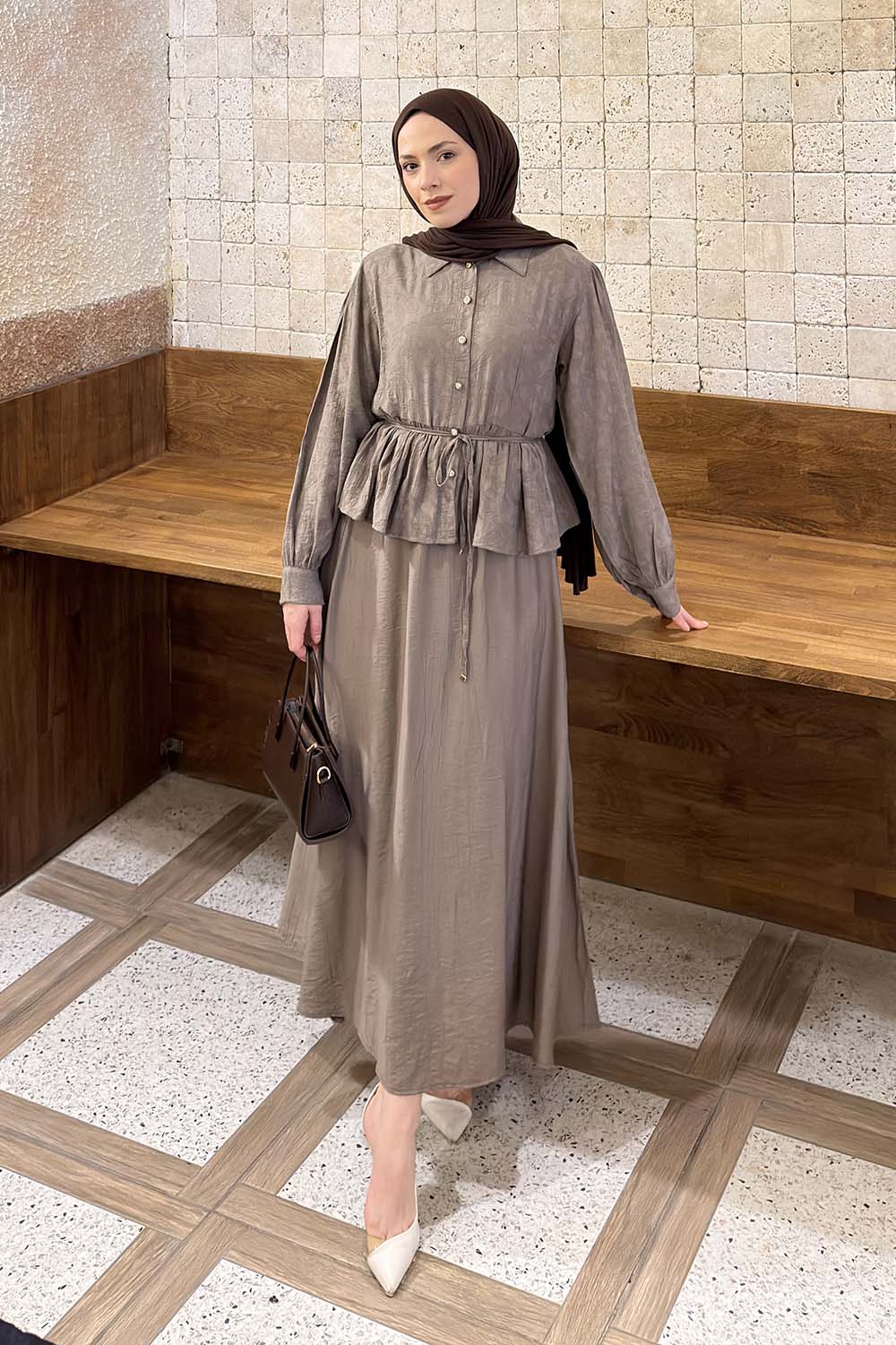 Lamelif Bağlama Detaylı Desenli Tesettür Takım Kahverengi