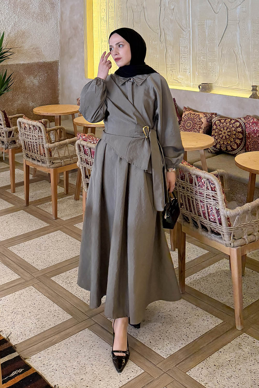 Lamelif Broş Detaylı Etekli Takım Vizonrengi