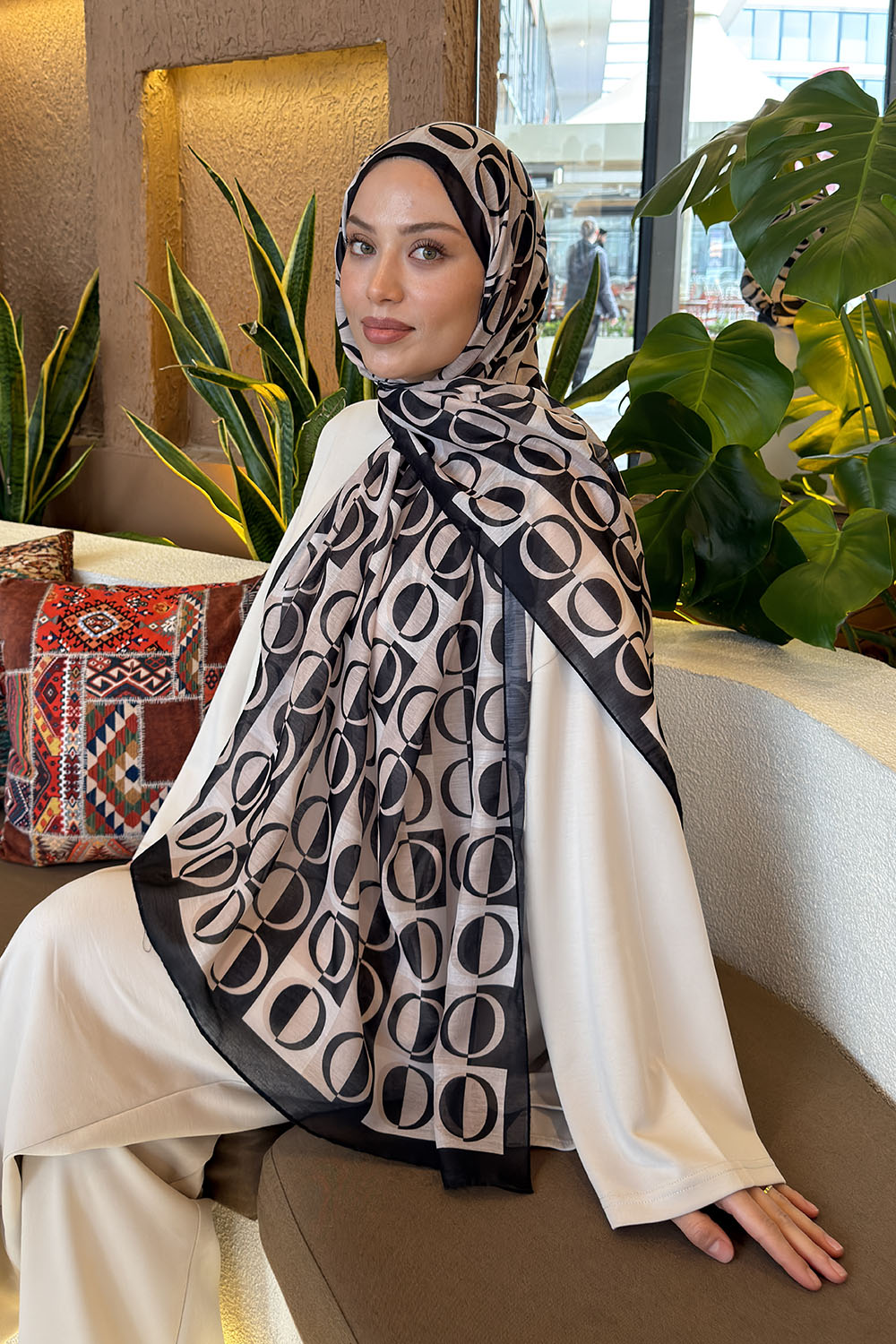 Lamelif Halka Desen Ferah Şal Siyah Bej