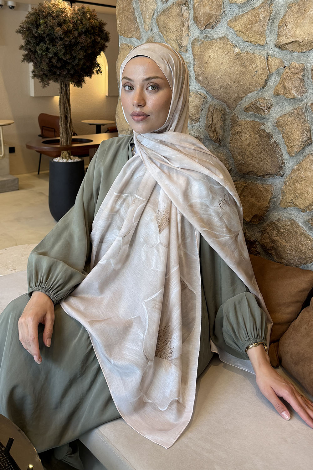 Lamelif Çiçek Desen Lara Soft Şal Bej