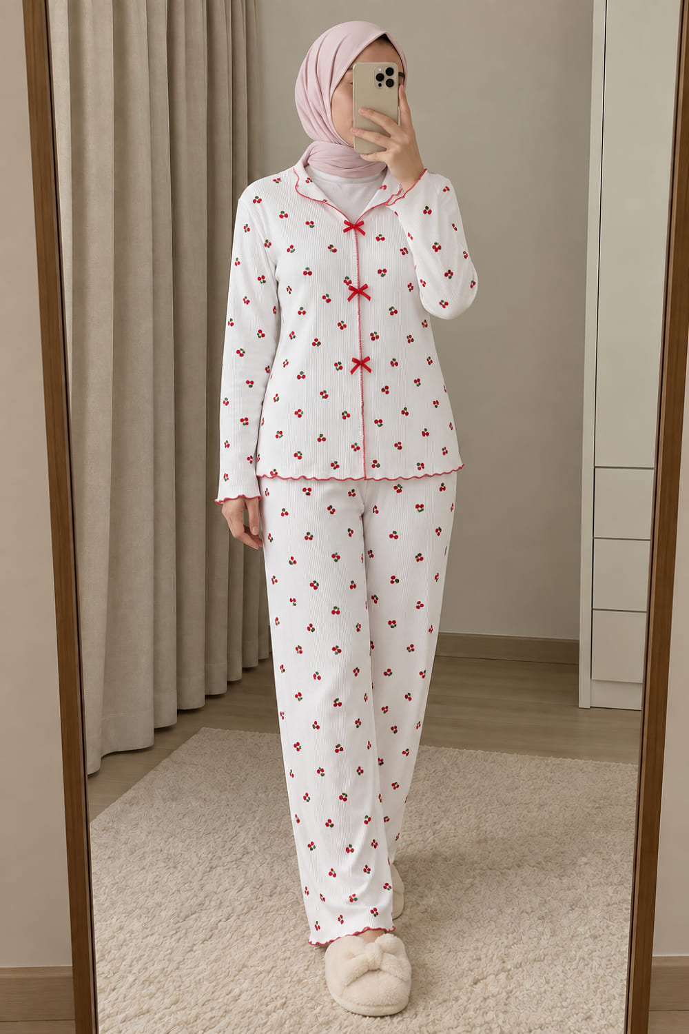 Lamelif Fiyonk Detaylı Kiraz Desenli Kaşkorse Pijama Takımı