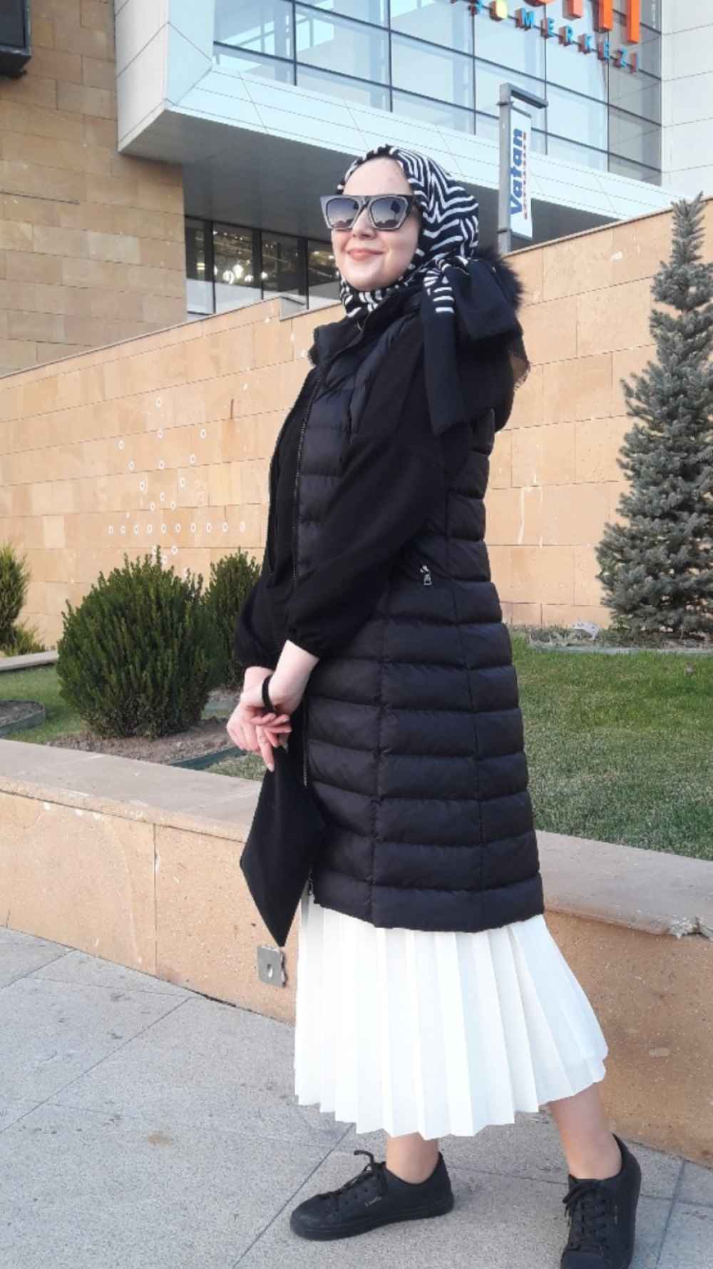 Modalamelif Kapşonlu Uzun Şişme Yelek  Siyah