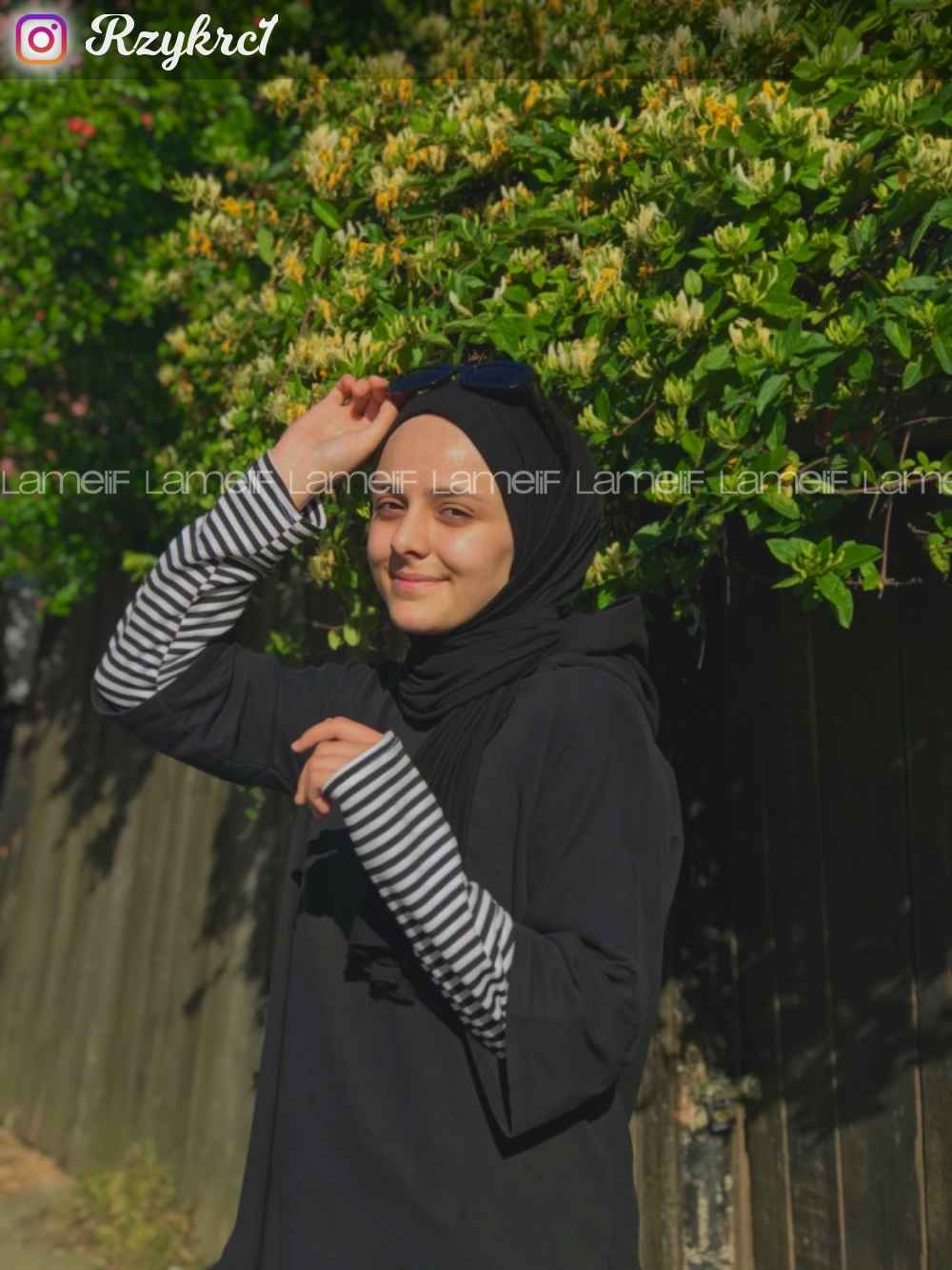 Lamelif Kolu Çizgi Detaylı  Kapşonlu Sweat Siyah