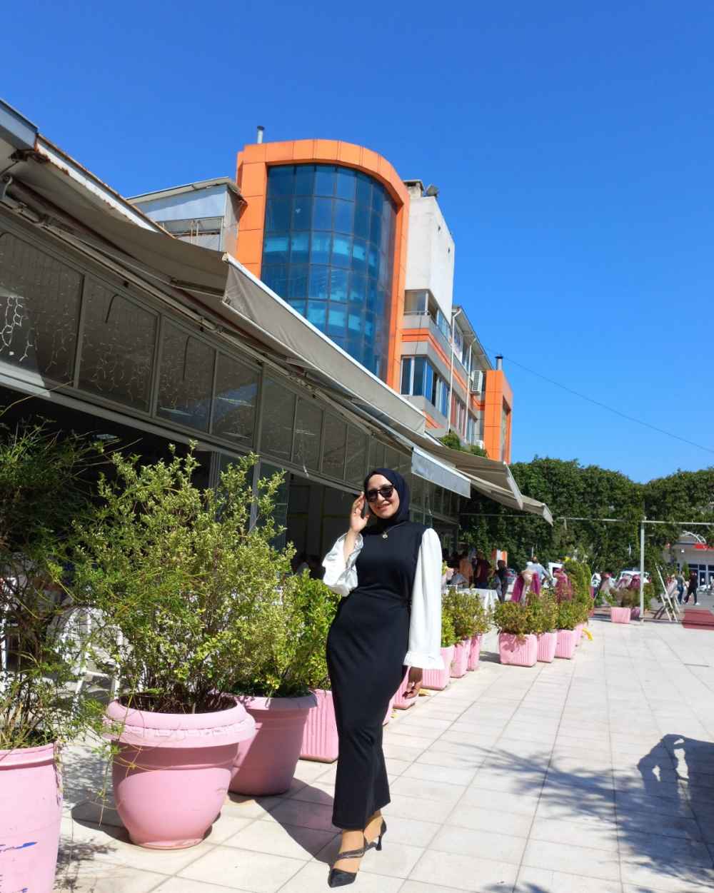 Lamelif Garnili Kolu Volanlı Tesettür Elbise Siyah