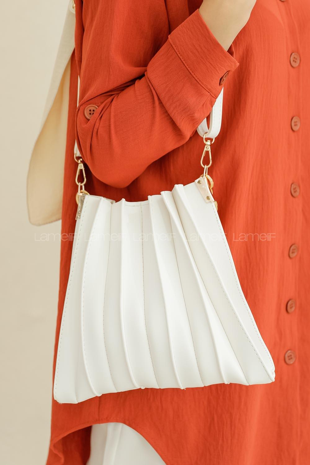 Modalamelif Zincir Aksesuarlı Pileli Çanta Beyaz