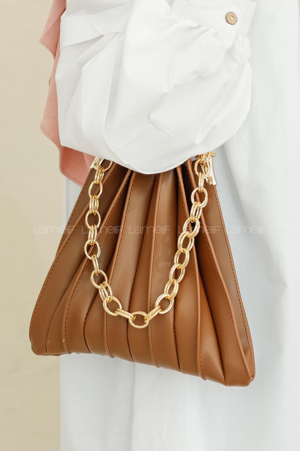 Modalamelif Zincir Aksesuarlı Pileli Çanta Taba