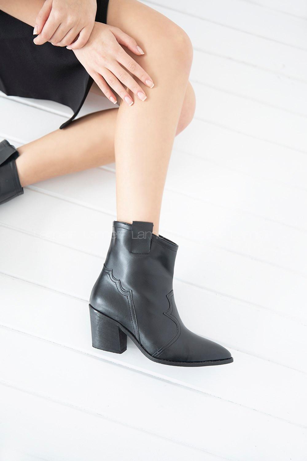 Modalamelif Sivri Burun Nakışlı Deri Siyah Bot