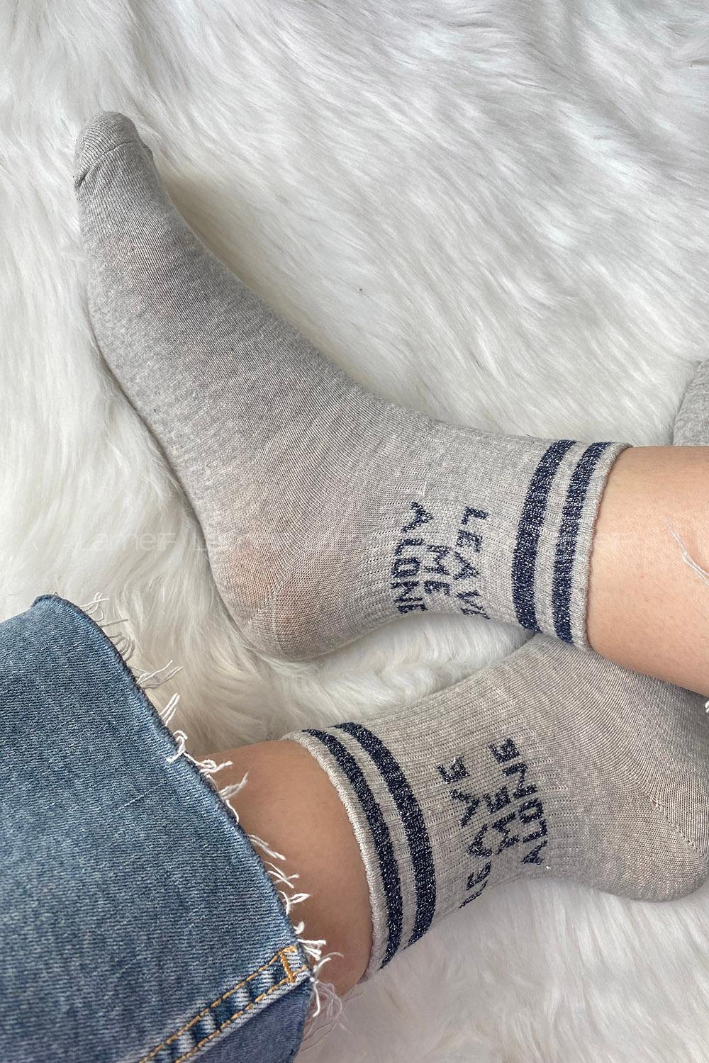 Modalamelif Leave Me Alone Yazı Nakışlı Soket Çorap Gri