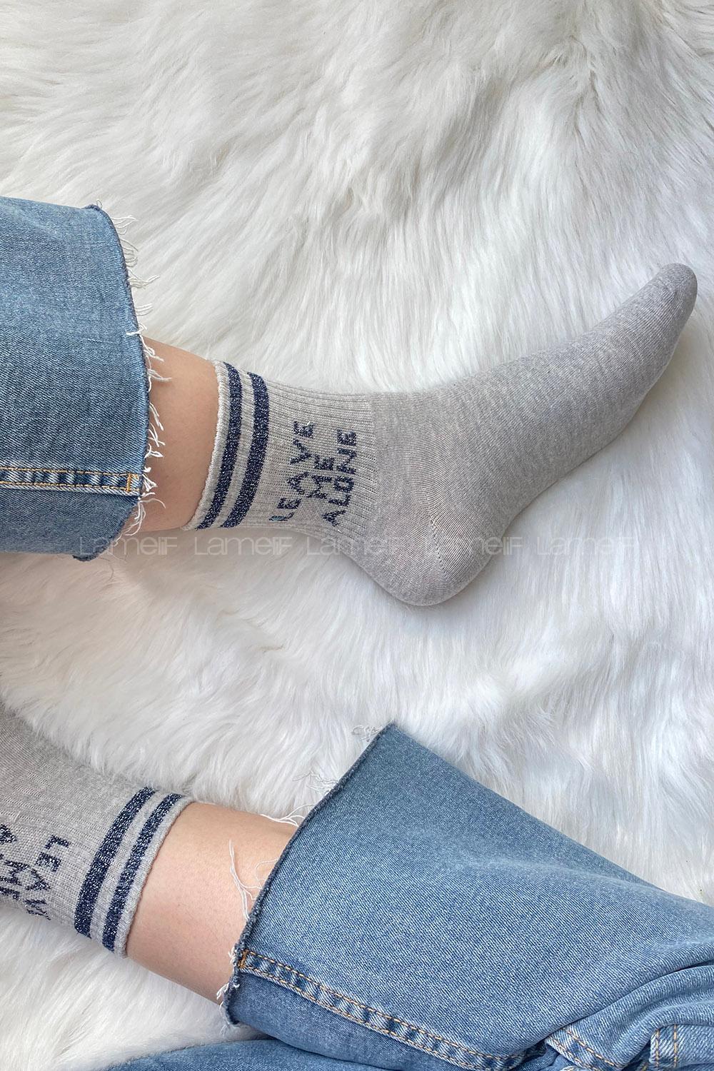 Modalamelif Leave Me Alone Yazı Nakışlı Soket Çorap Gri