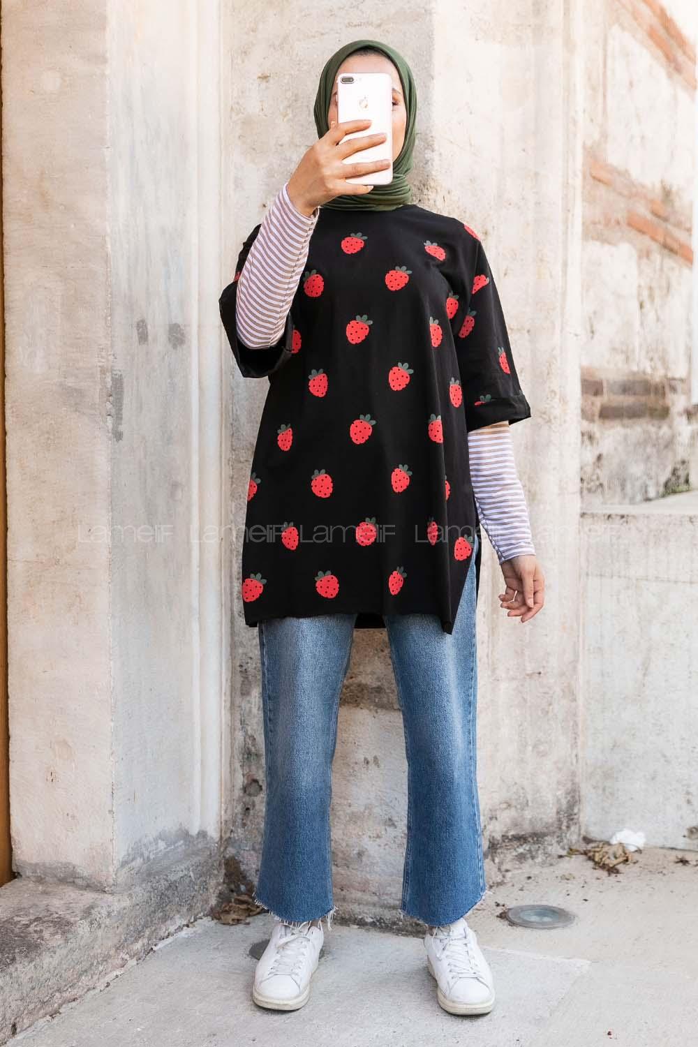 Modalamelif Çilek Baskılı Yan Yırtmaçlı T-Shırt Siyah