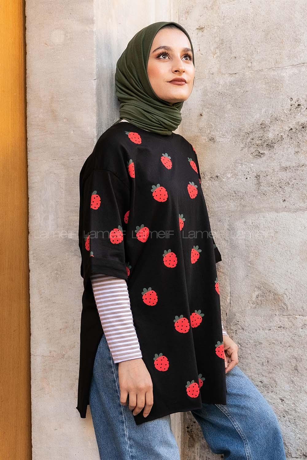 Modalamelif Çilek Baskılı Yan Yırtmaçlı T-Shırt Siyah