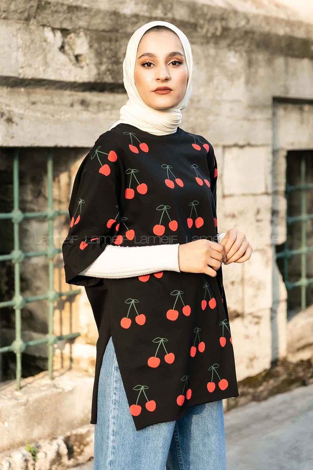 Modalamelif Kiraz Baskılı Yan Yırtmaçlı T-Shırt Siyah